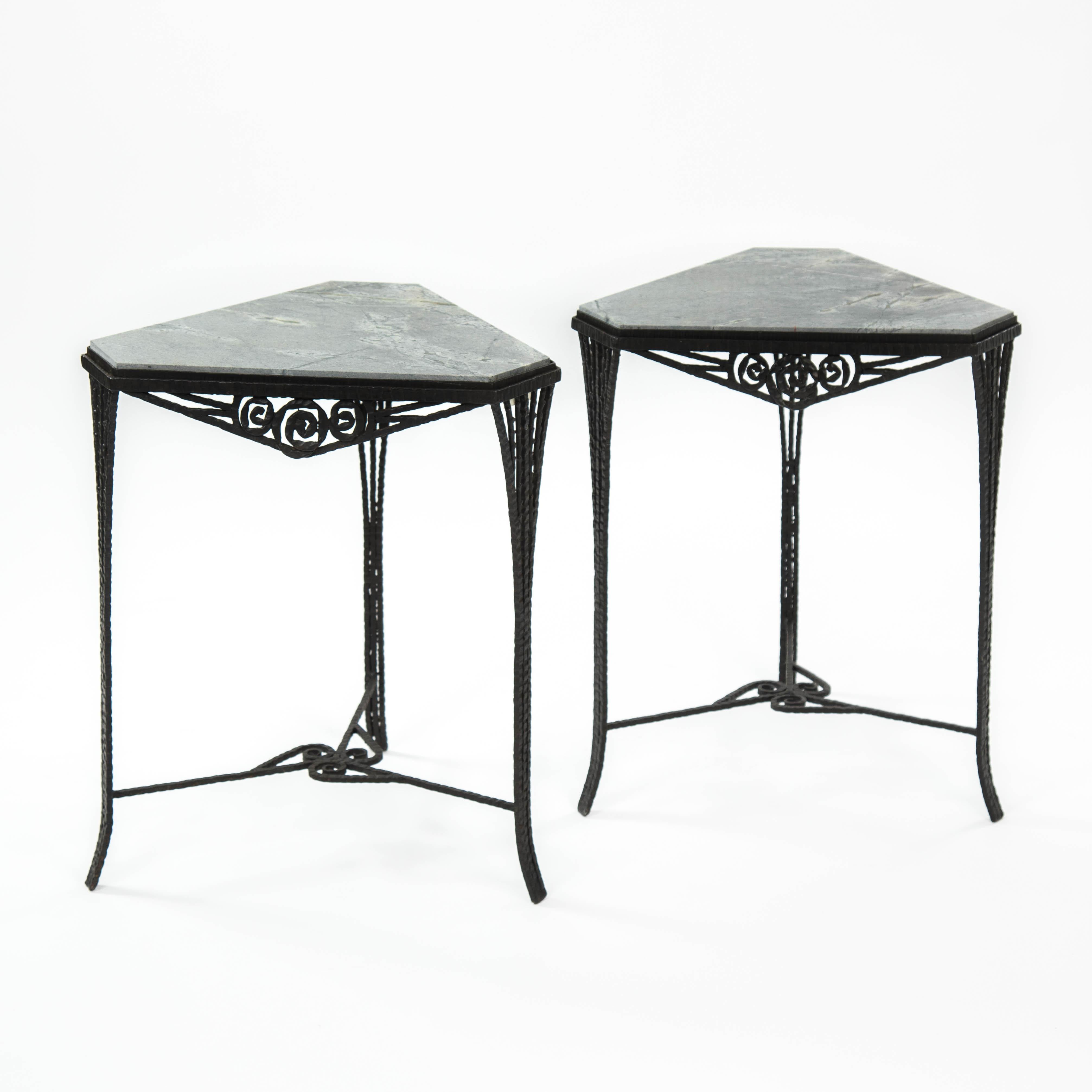 Paire de Gueridons Art Déco en fer forgé, dessus en marbre gris, années 1920 en vente 1