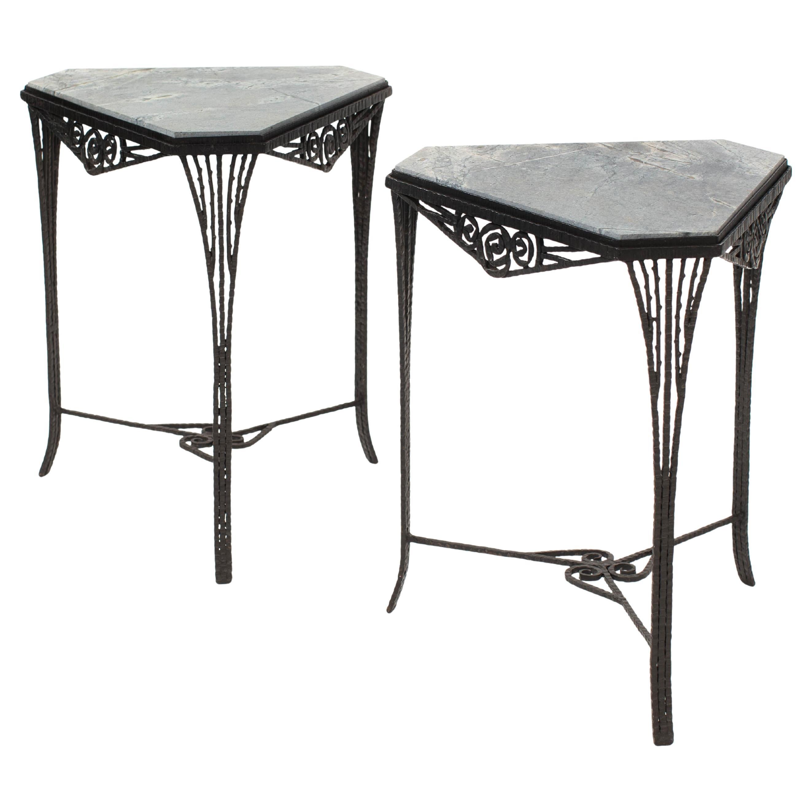 Paire de Gueridons Art Déco en fer forgé, dessus en marbre gris, années 1920