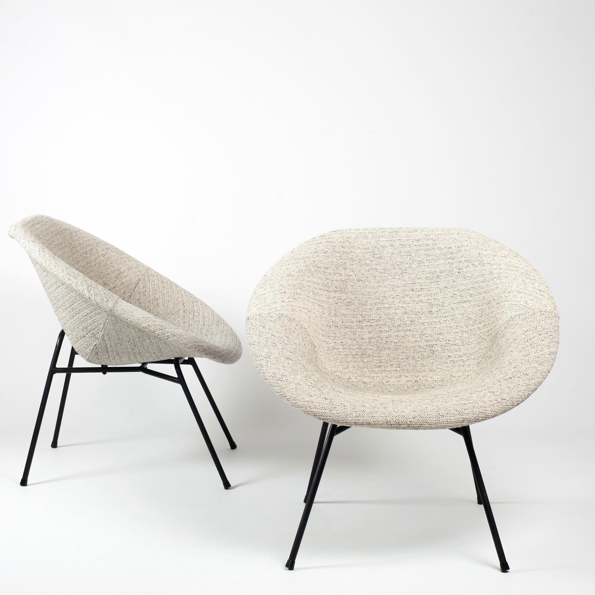 A pair of easy chairs by French designer Claude Vassal for Les Magasins Pilotes.
Black metal legs and lightweight fiberglass shell with new Kvadrat upholstery, late 1950s.
Elegant and comfortable.