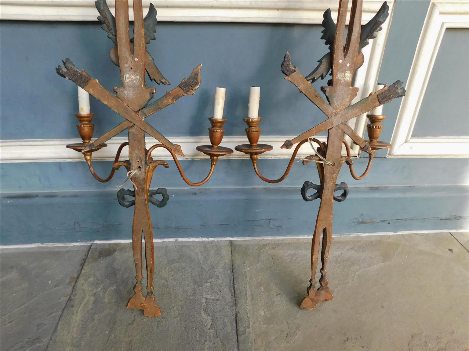 Pareja de candelabros de pared franceses de dos brazos en madera dorada con águila y cinta ebonizada, c 1840 en venta 6