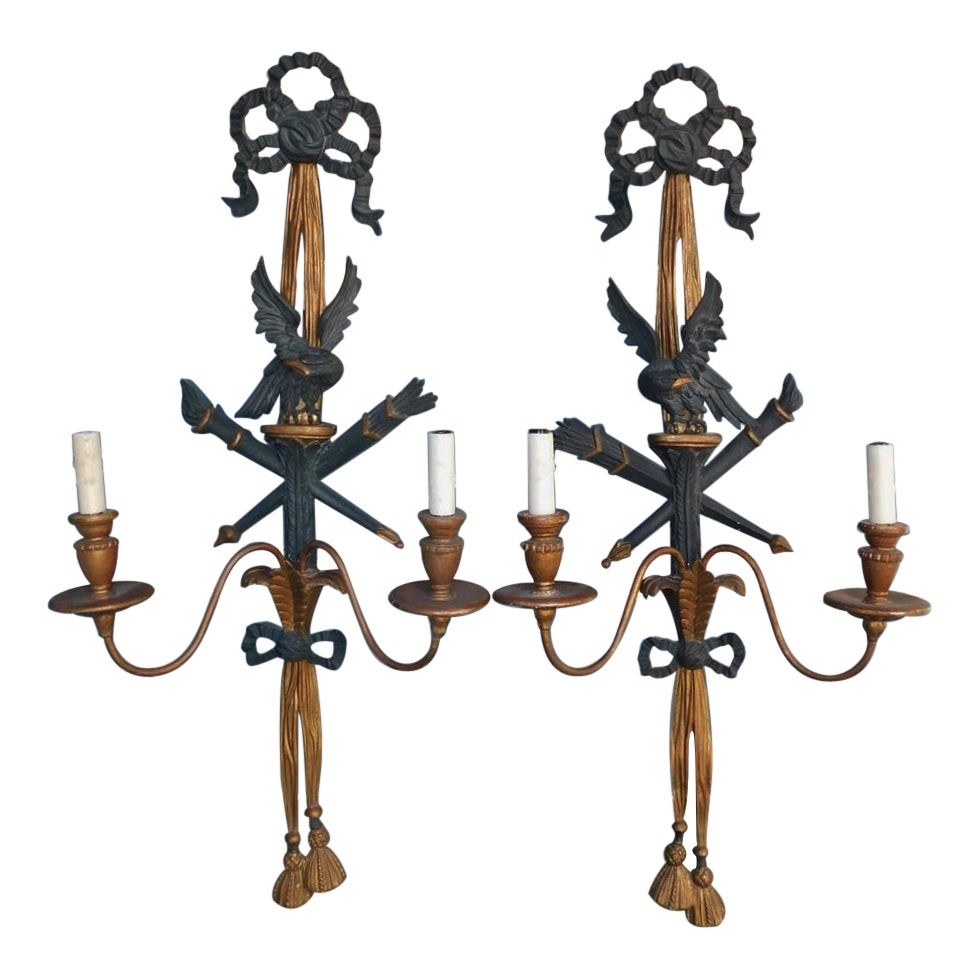 Zwei französische zweiarmige Wandleuchter aus ebonisiertem Adler und vergoldetem Holz, um 1840 im Angebot