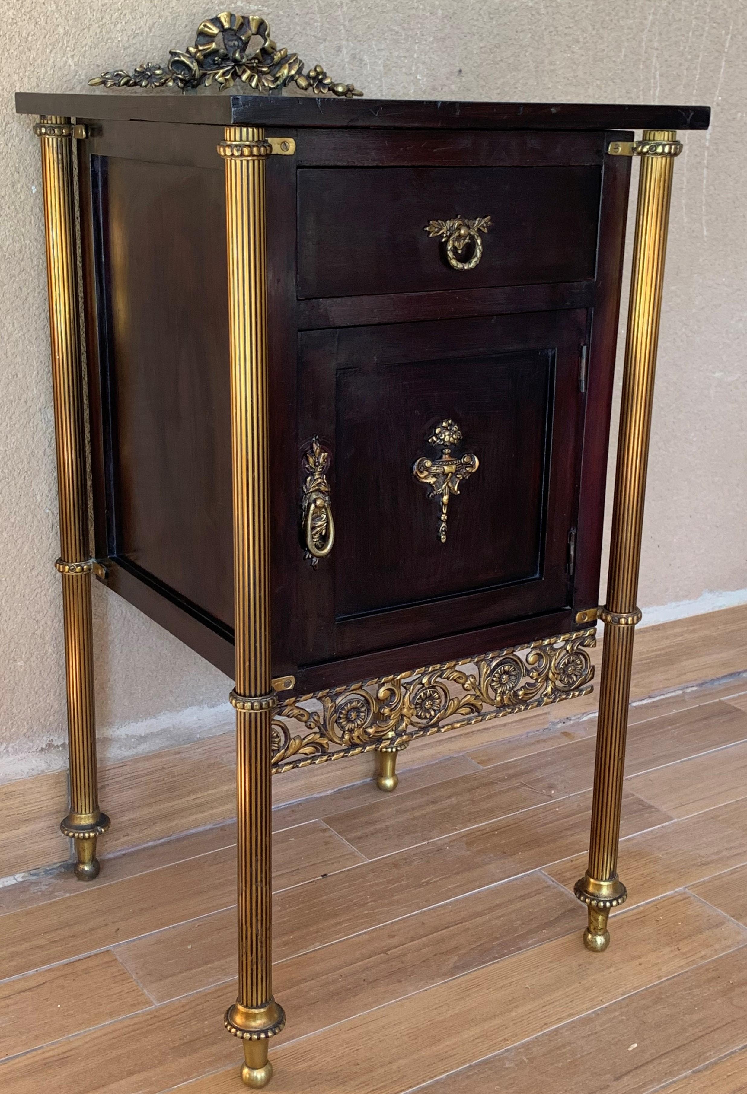 Pareja de mesillas de noche francesas de caoba ebonizada con columnas estriadas de bronce Francés
