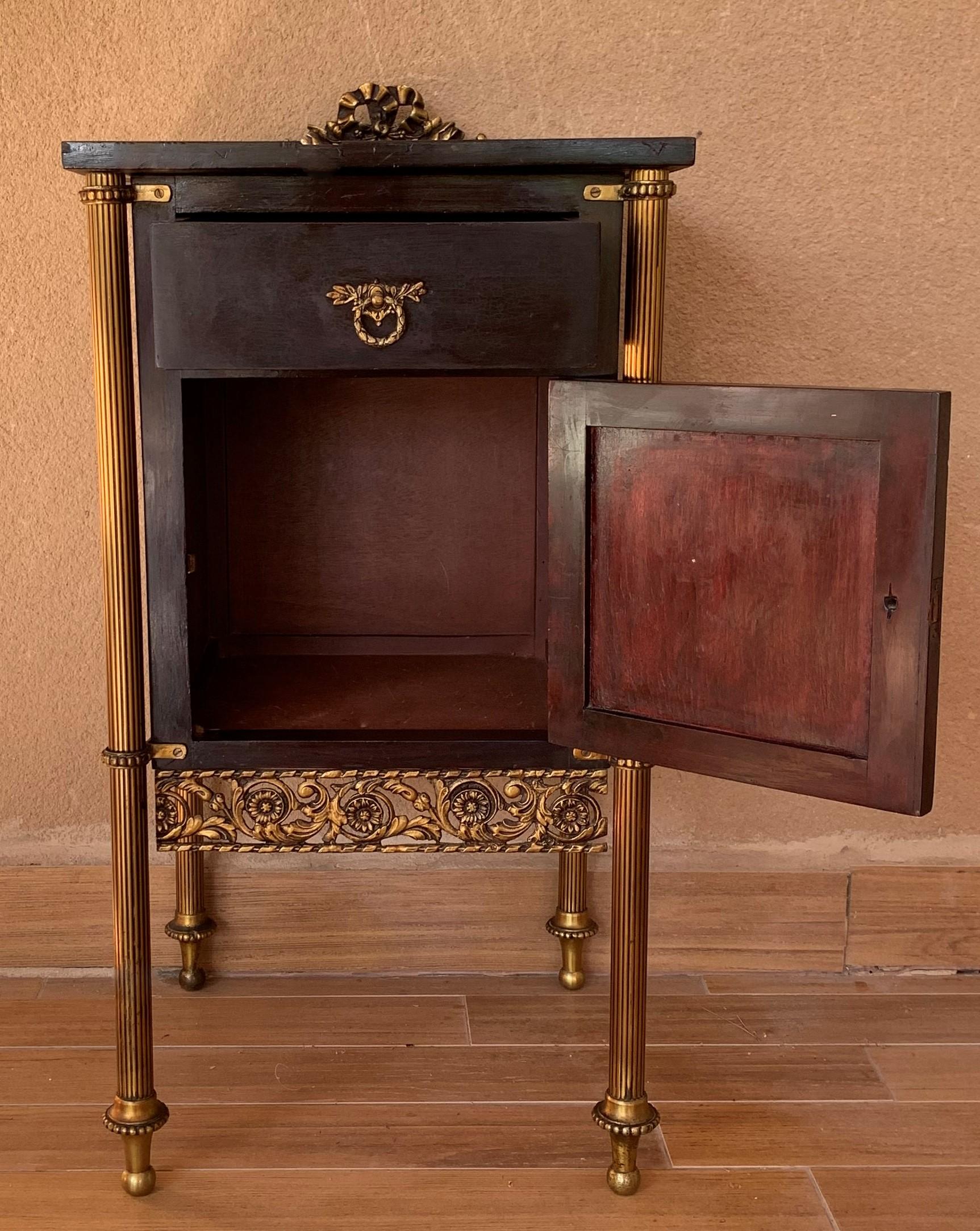 Pair of French Ebonized Mahogany Nightstands with Fluted Bronze Columns In Good Condition For Sale In Miami, FL