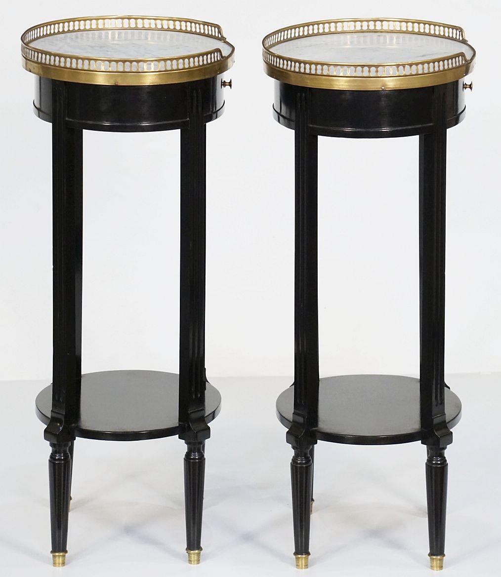 Paar französische ebonisierte ovale Nachttische oder Nachttische im Louis-XVI.-Stil (20. Jahrhundert) im Angebot