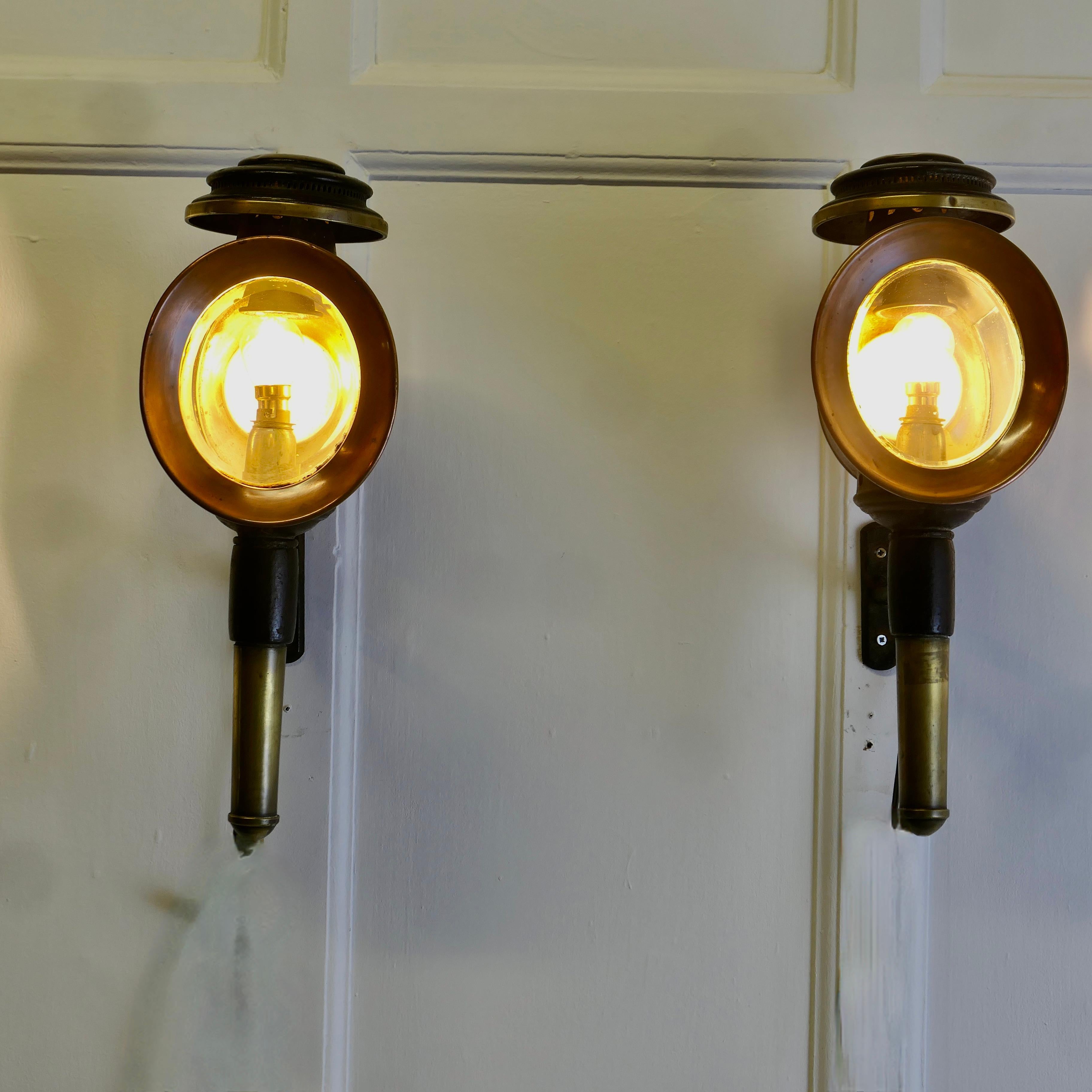 Paire de lampes d'attelage électrifiées françaises, lanternes murales

2 belles pièces datant du 19e siècle 
Magnifiques pièces authentiques, elles sont fabriquées en fer, en laiton et en cuivre. 
Ces lampes auraient été utilisées sur le côté d'une