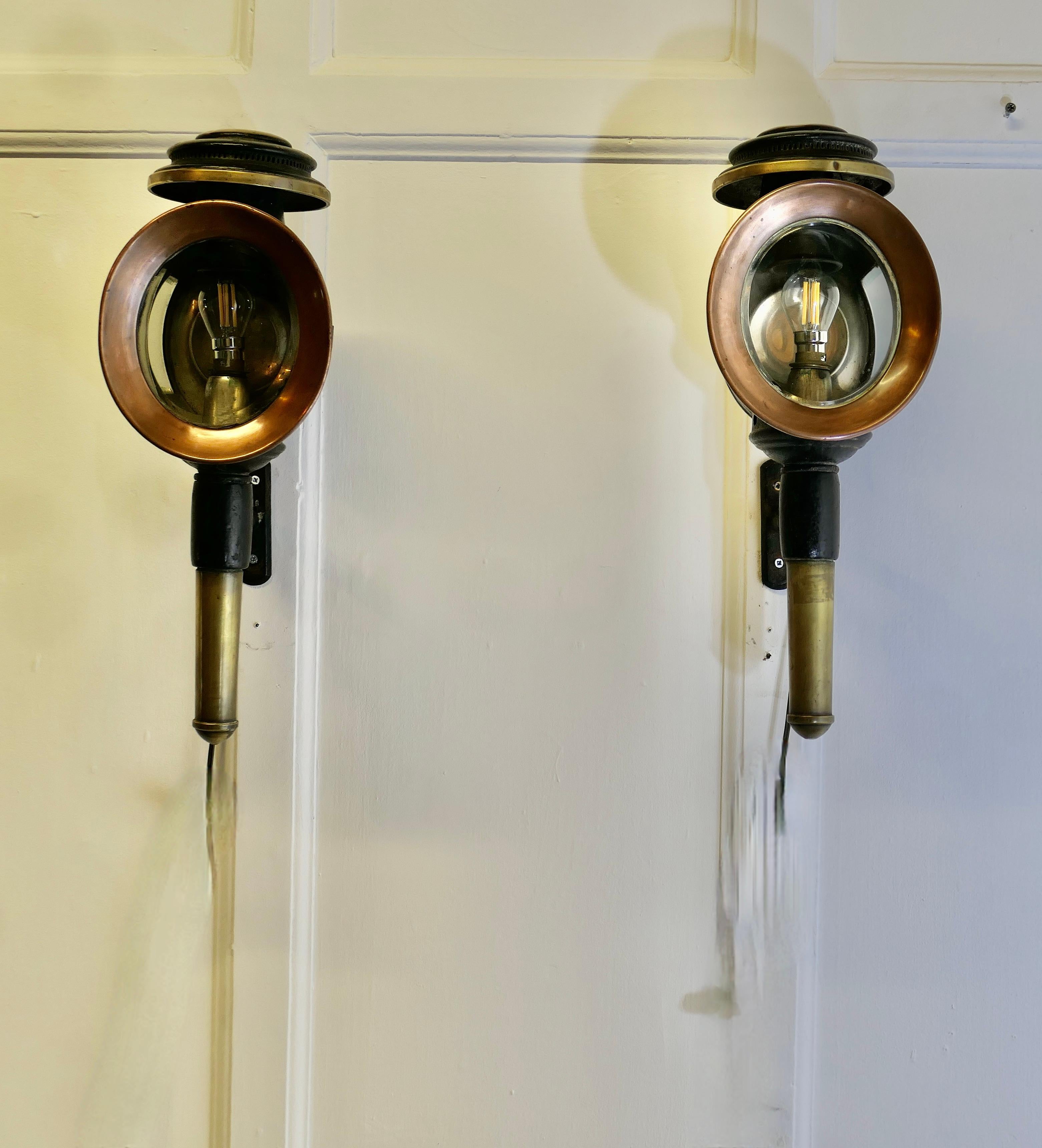Provincial français Paire de lampes d'attelage électrifiées françaises, lanternes murales  2 jolies pièces en vente