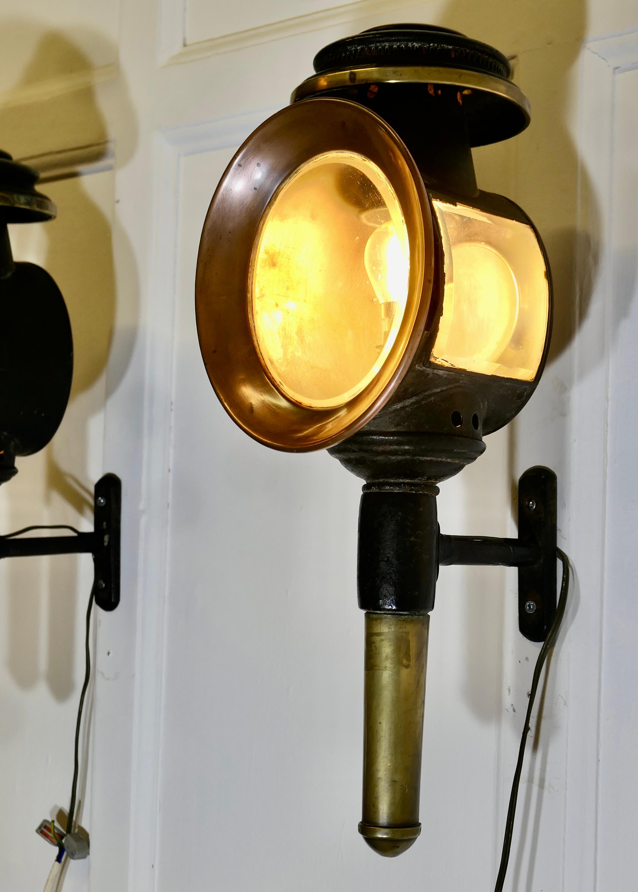 XIXe siècle Paire de lampes d'attelage électrifiées françaises, lanternes murales  2 jolies pièces en vente