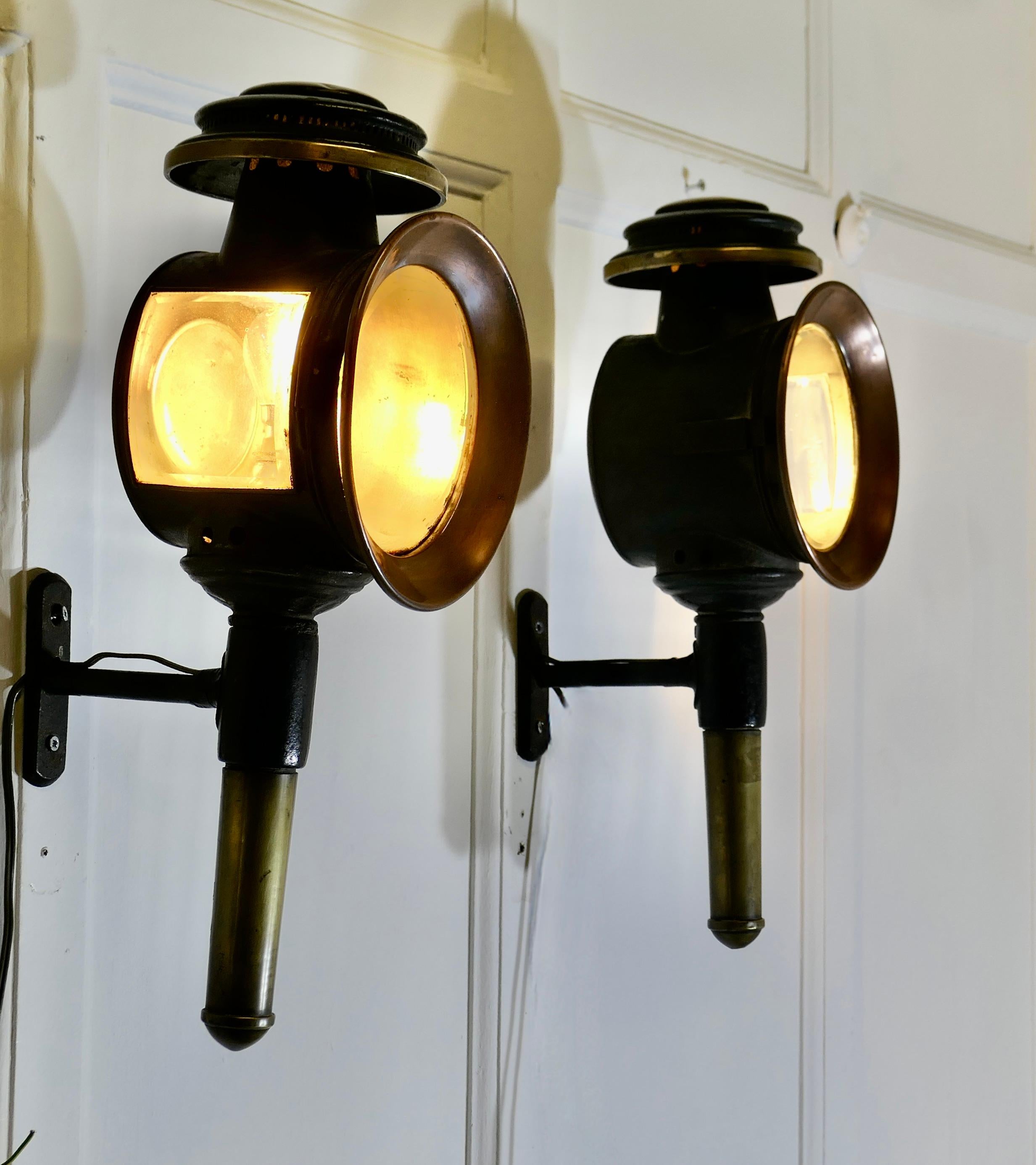 Laiton Paire de lampes d'attelage électrifiées françaises, lanternes murales  2 jolies pièces en vente