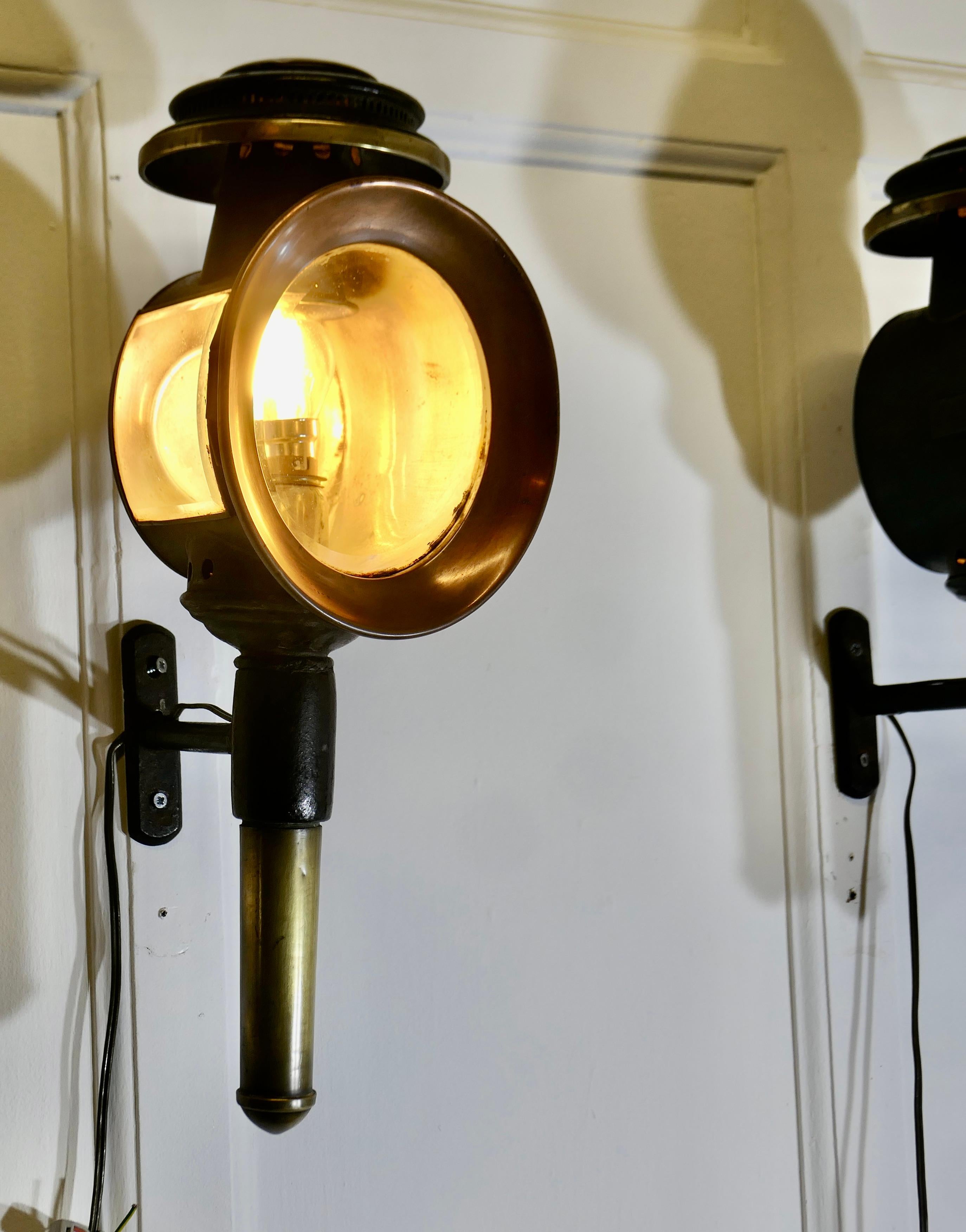Paire de lampes d'attelage électrifiées françaises, lanternes murales  2 jolies pièces en vente 1