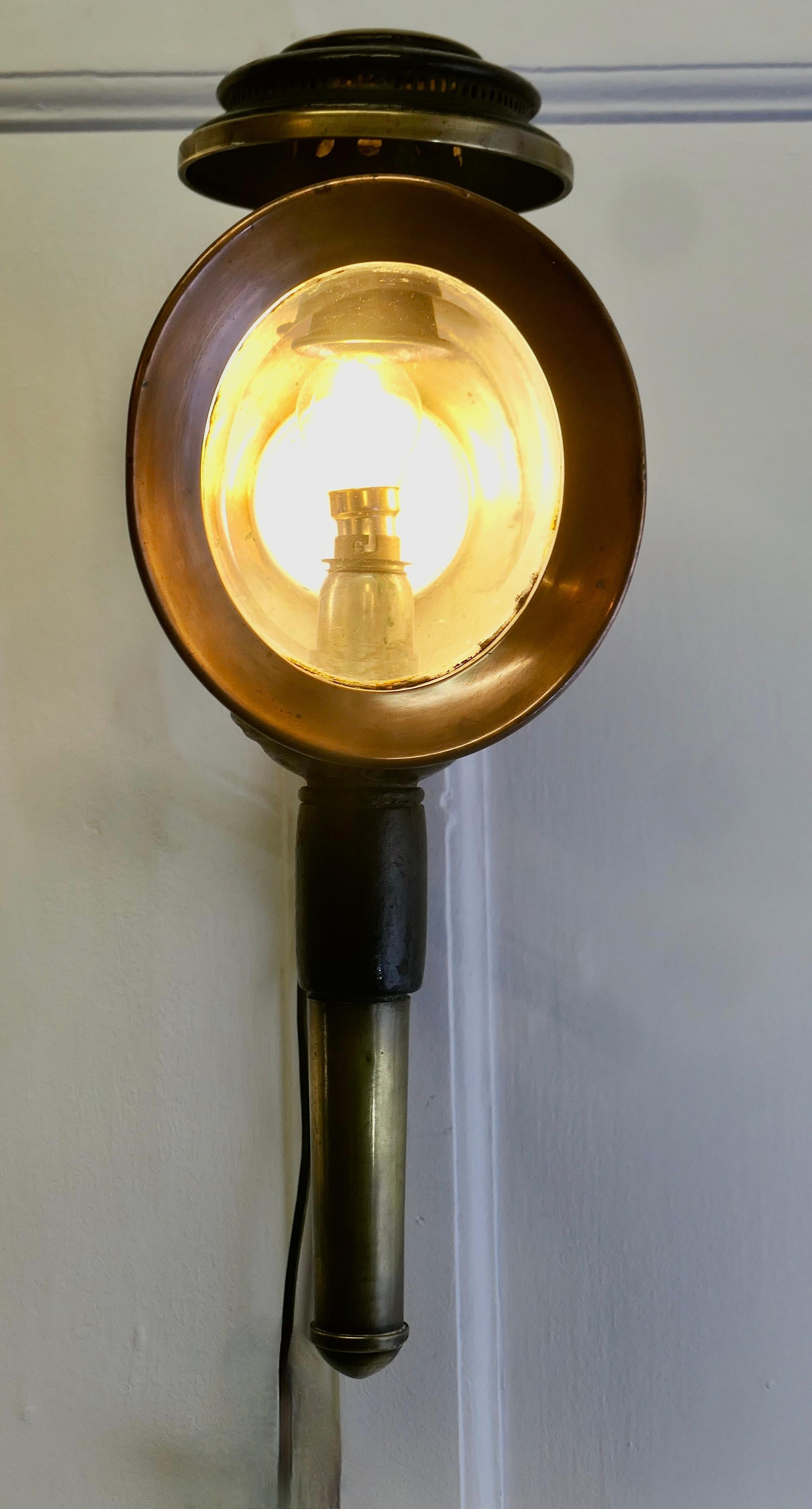 Paire de lampes d'attelage électrifiées françaises, lanternes murales  2 jolies pièces en vente 2