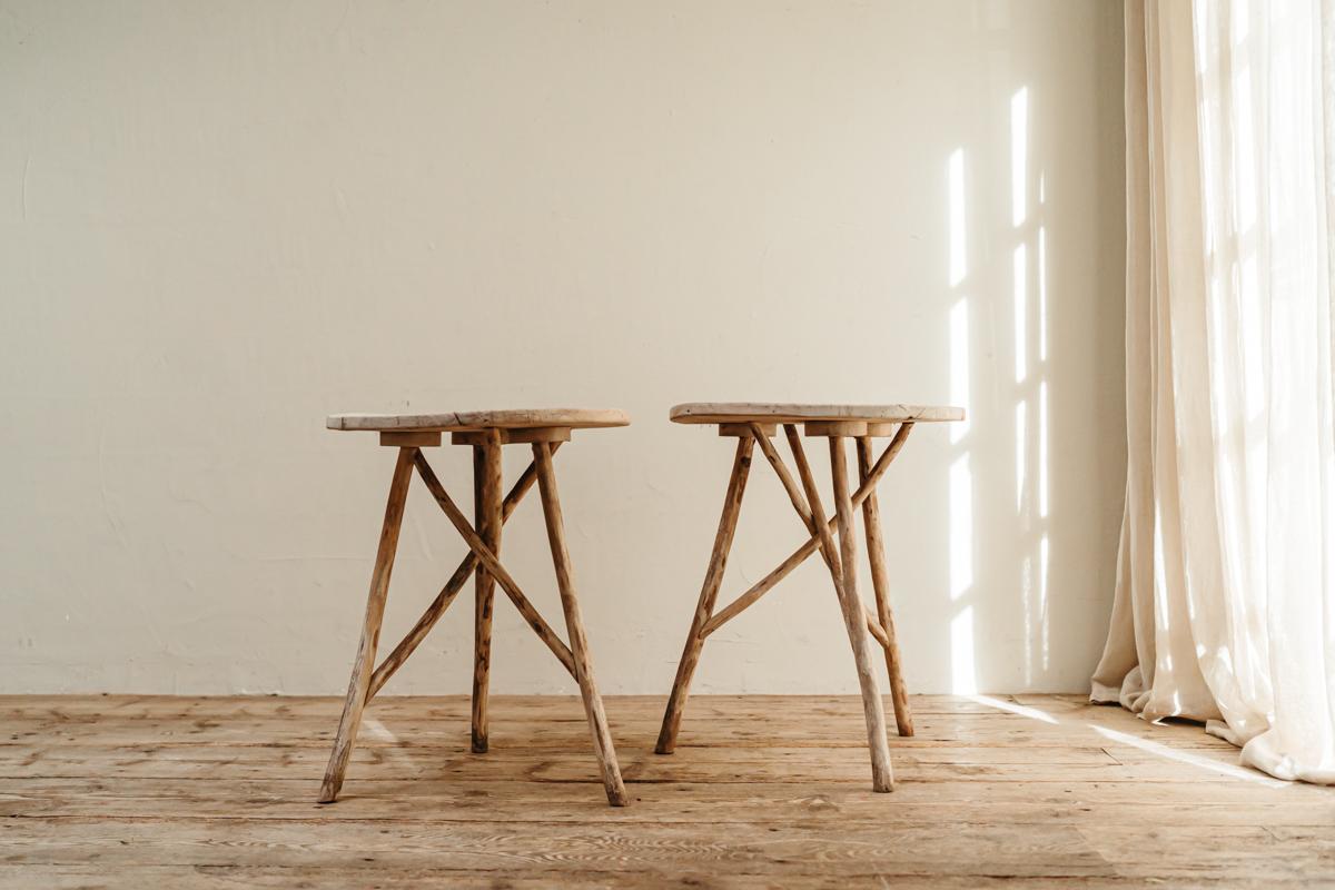 Une belle paire de tables de maison en bois d'elmwood, idéales à côté d'un canapé ou d'une table d'appoint. 
lit.
