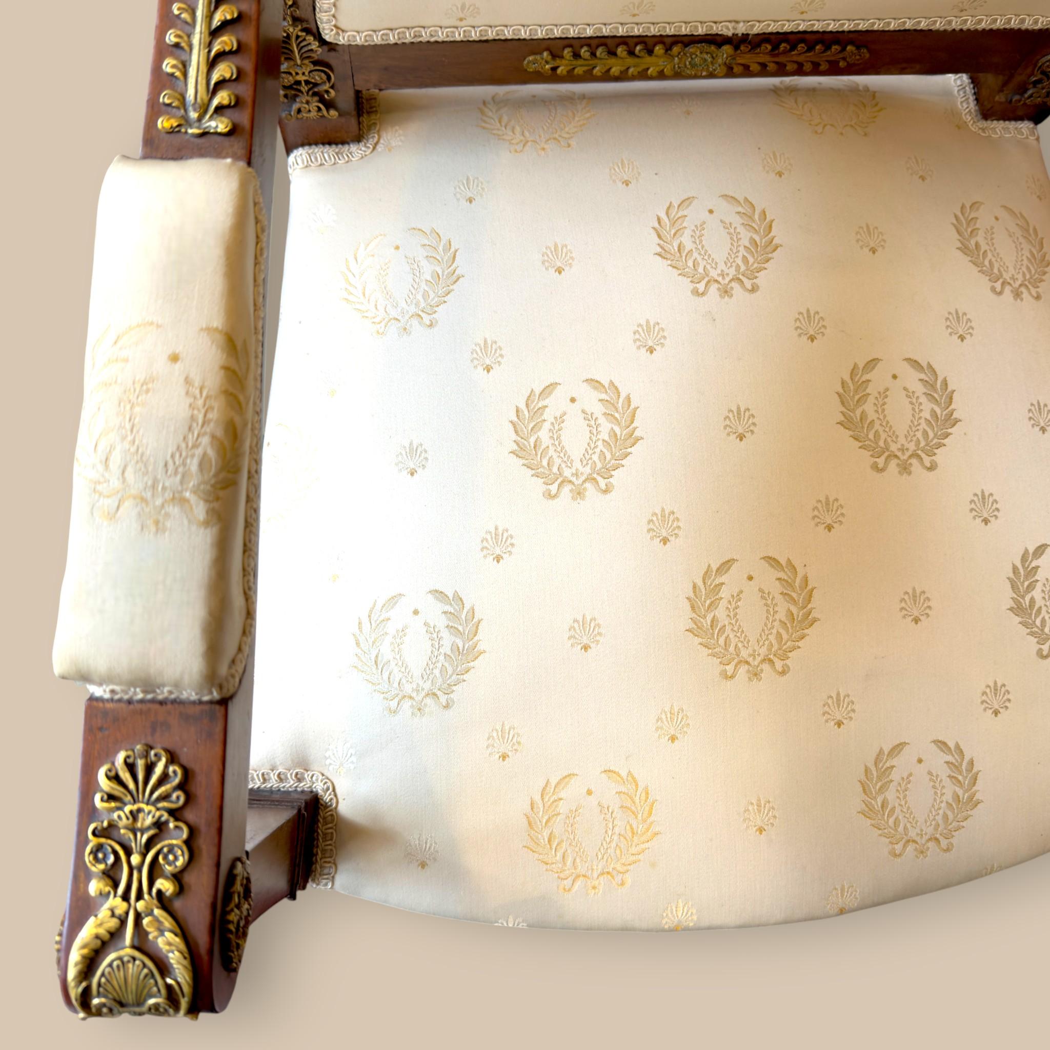 Paire de fauteuils Empire français avec montures en bronze doré, vers 1810 en vente 4