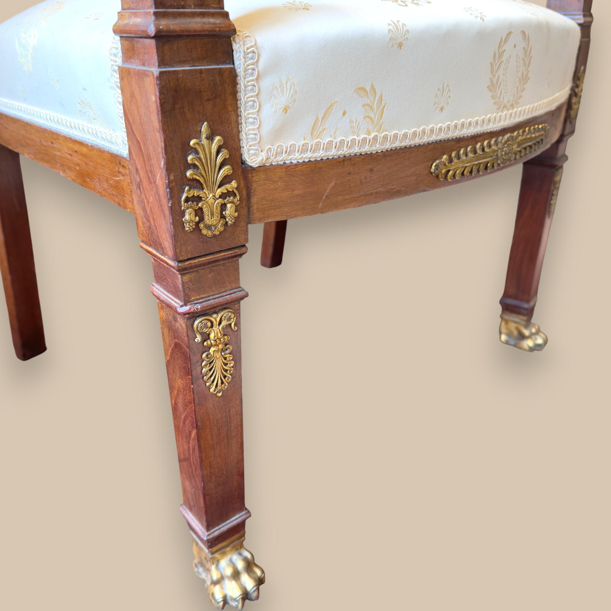 Paire de fauteuils Empire français avec montures en bronze doré, vers 1810 en vente 7