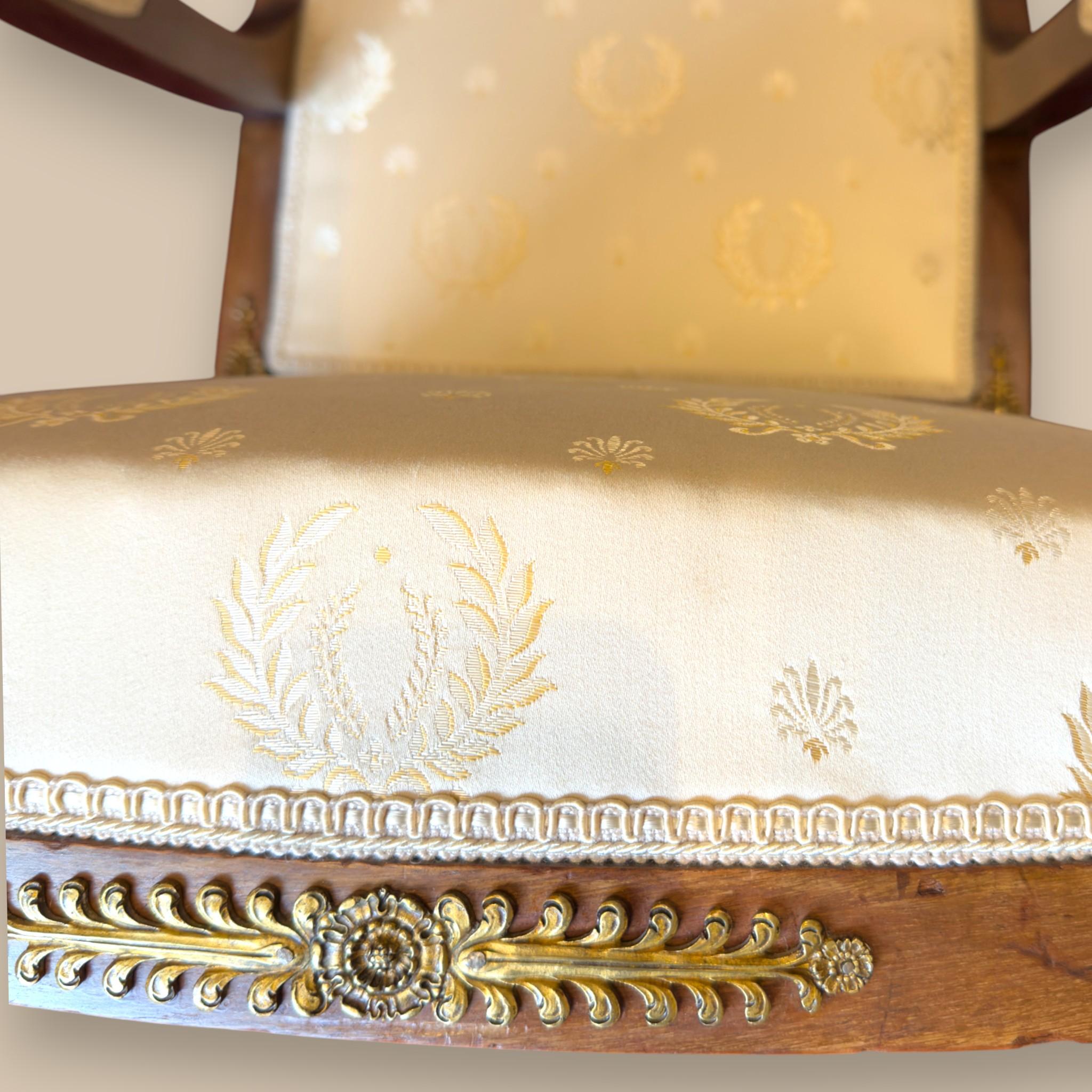 Paire de fauteuils Empire français avec montures en bronze doré, vers 1810 en vente 8