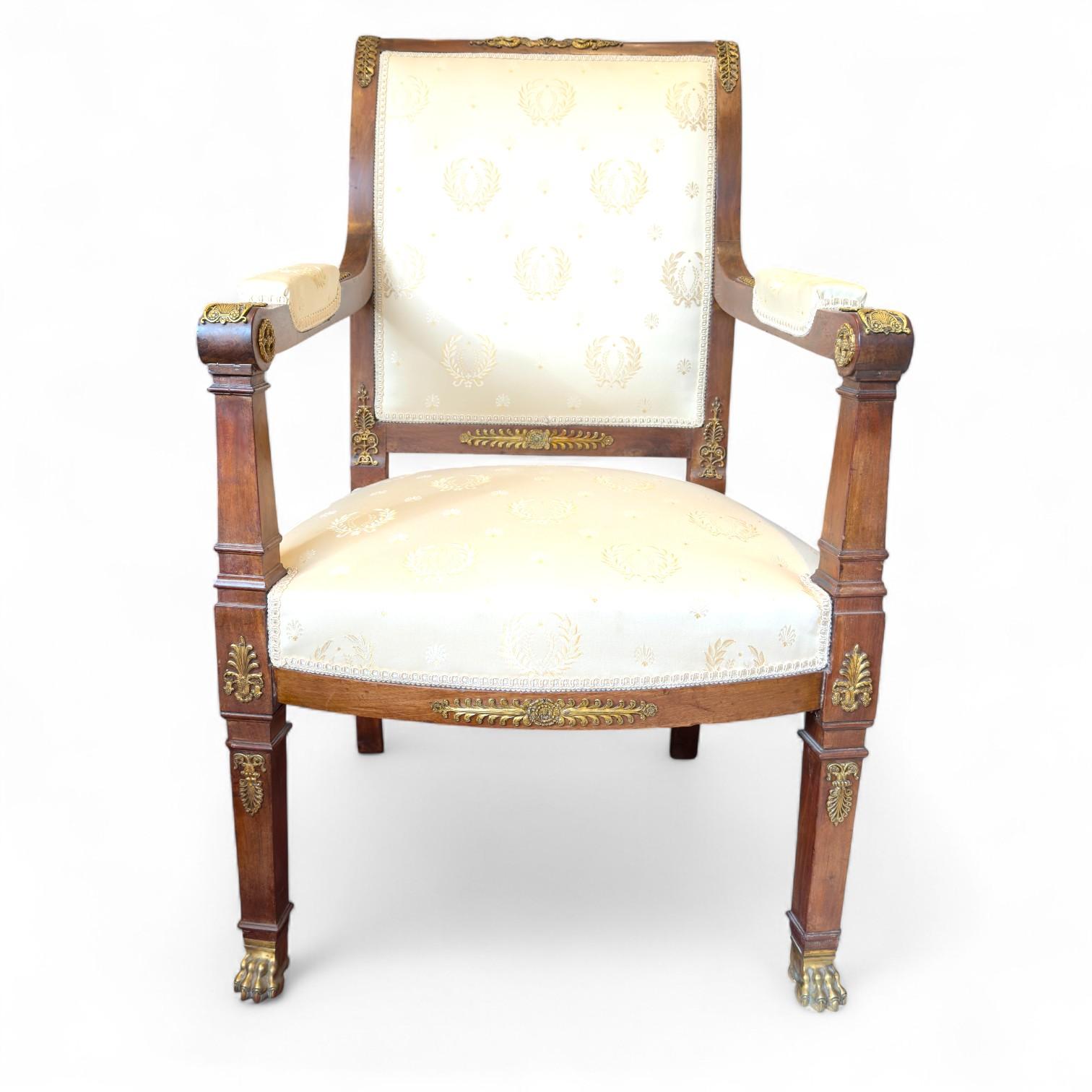 Paire de fauteuils Empire français avec montures en bronze doré, vers 1810 en vente 9