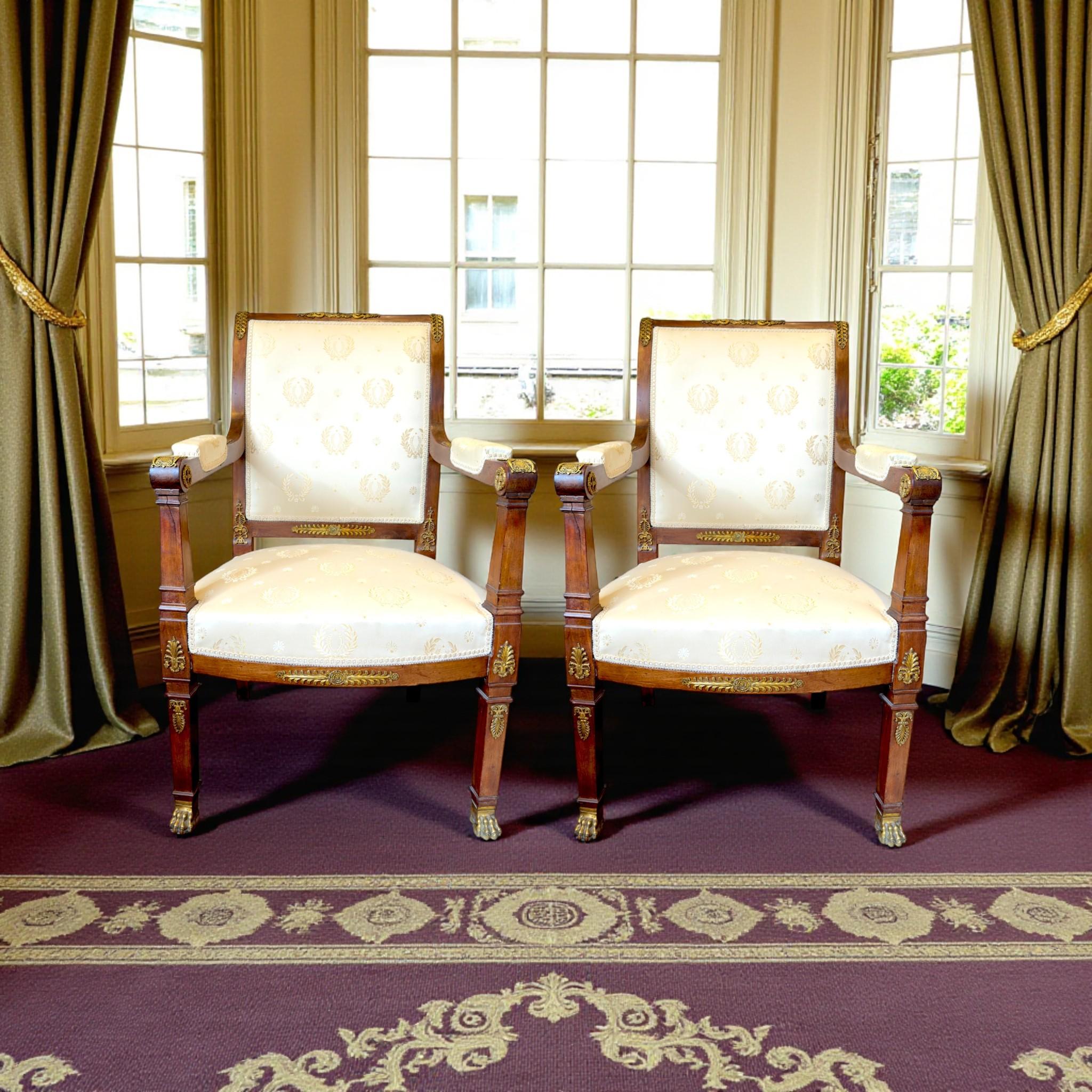 Sculpté à la main Paire de fauteuils Empire français avec montures en bronze doré, vers 1810 en vente