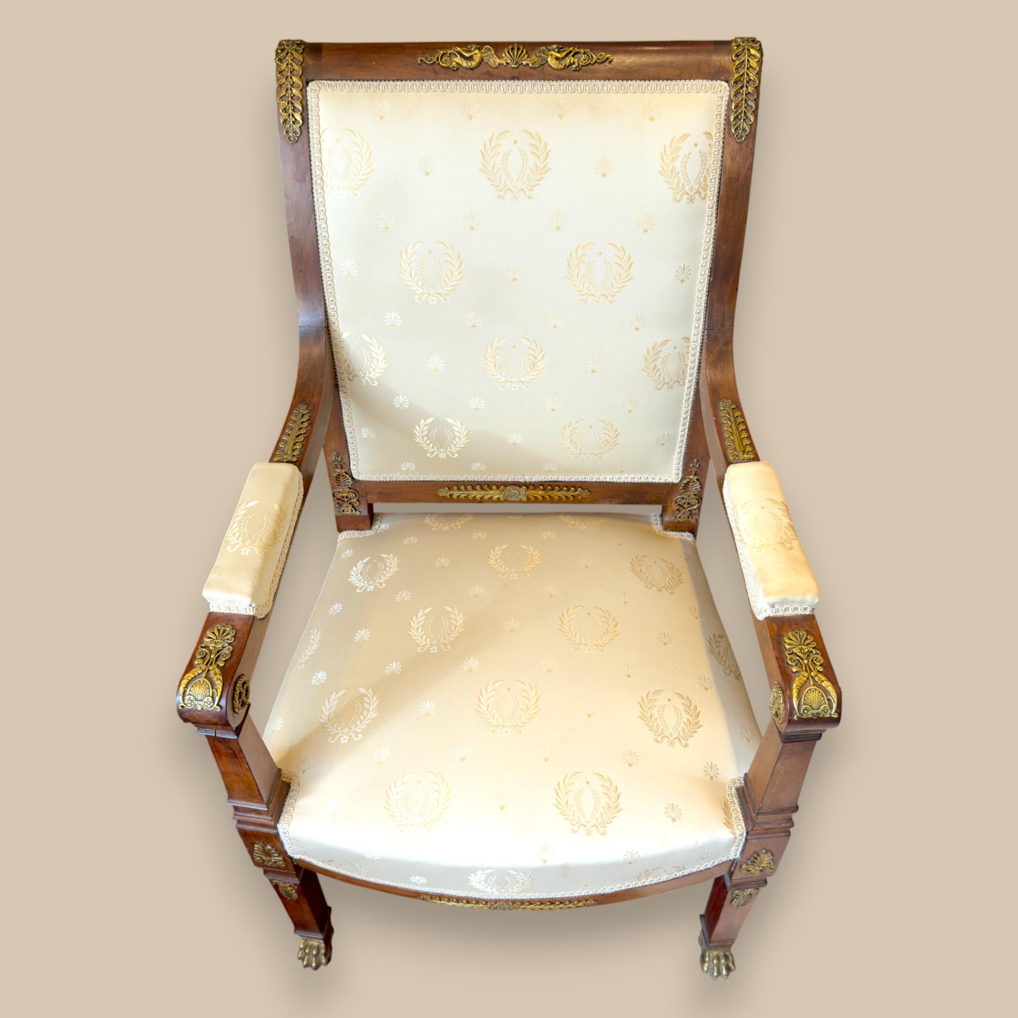 Paire de fauteuils Empire français avec montures en bronze doré, vers 1810 Bon état - En vente à NICE, FR