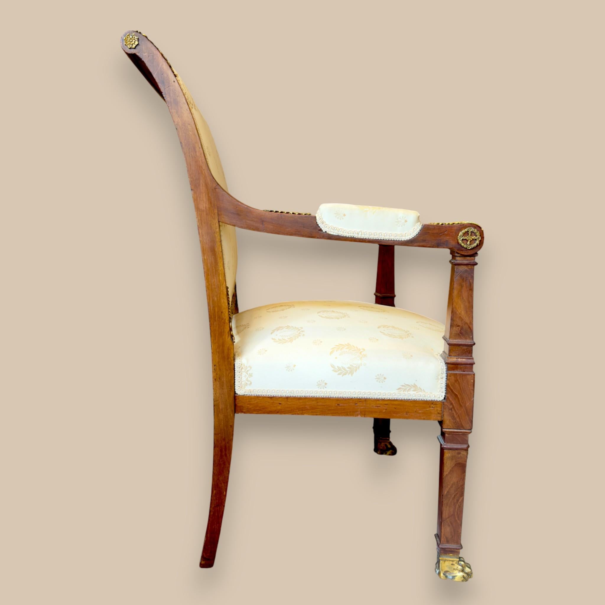 Tissu Paire de fauteuils Empire français avec montures en bronze doré, vers 1810 en vente