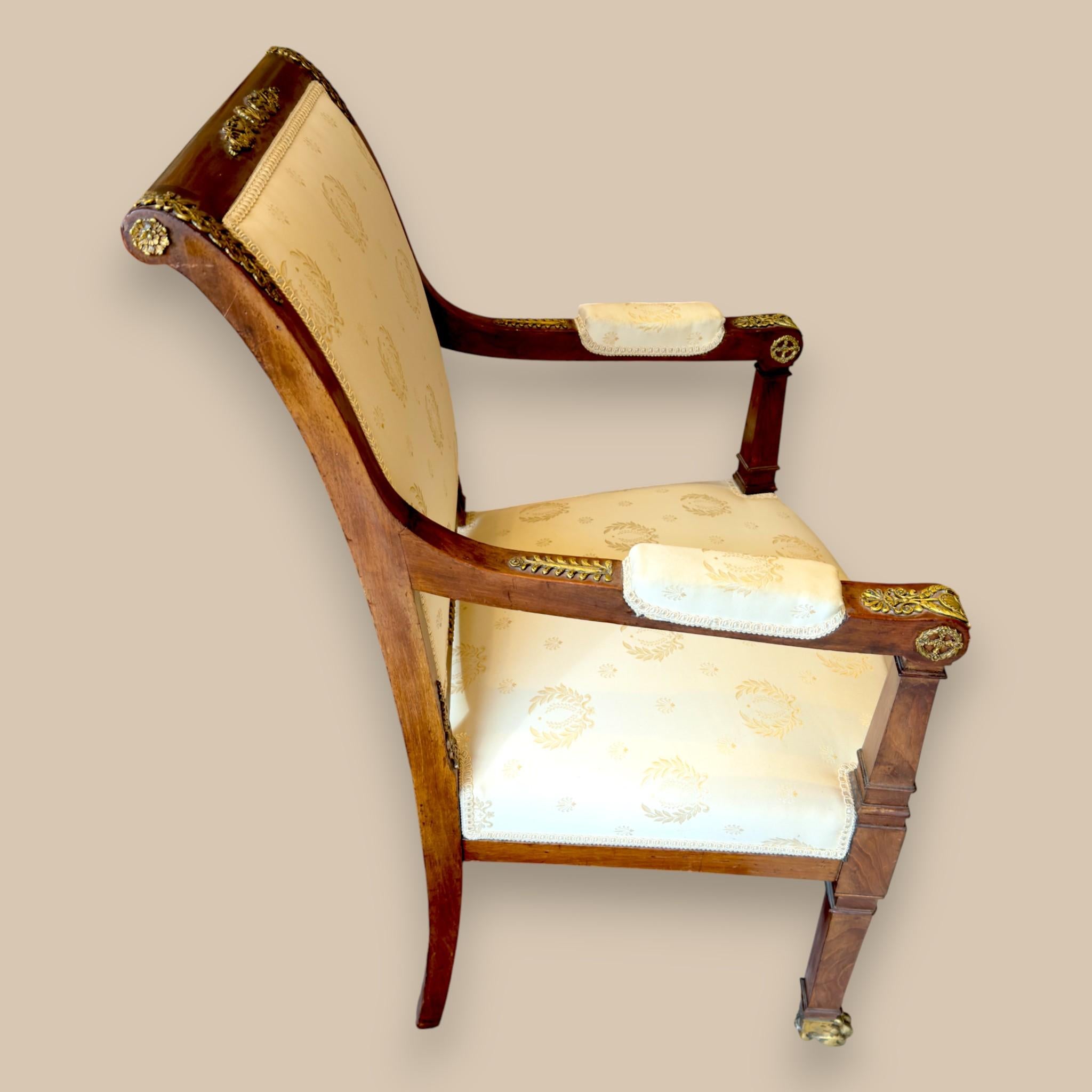 Paire de fauteuils Empire français avec montures en bronze doré, vers 1810 en vente 1