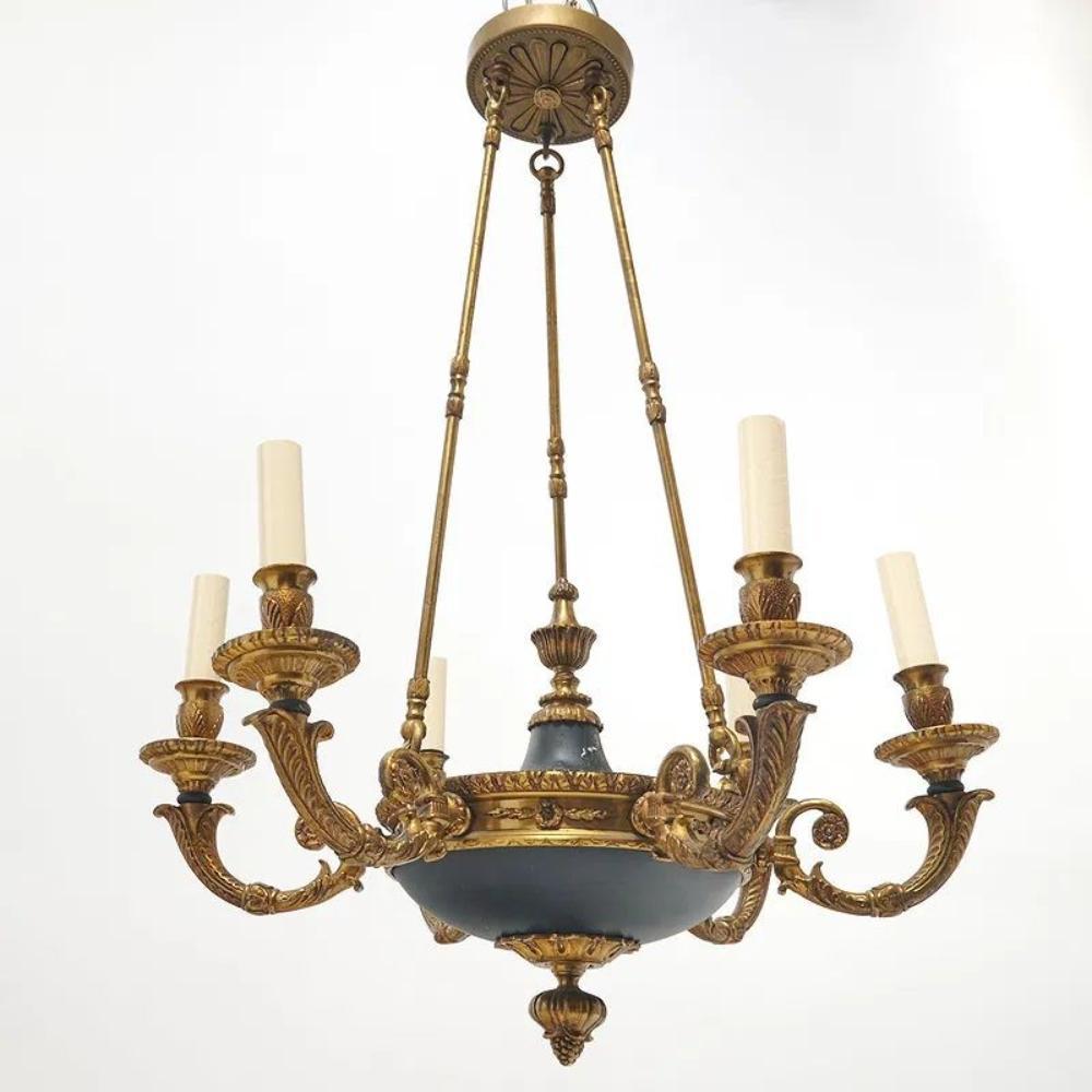 Paar 6-armige französische Empire-Kronleuchter aus schwarzem Zinn und Bronze (Französisch) im Angebot