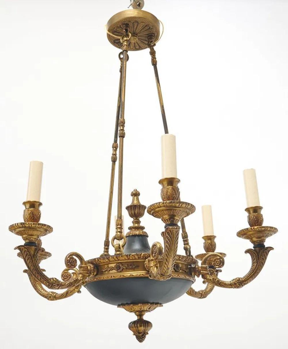 Paar 6-armige französische Empire-Kronleuchter aus schwarzem Zinn und Bronze im Zustand „Gut“ im Angebot in Dallas, TX
