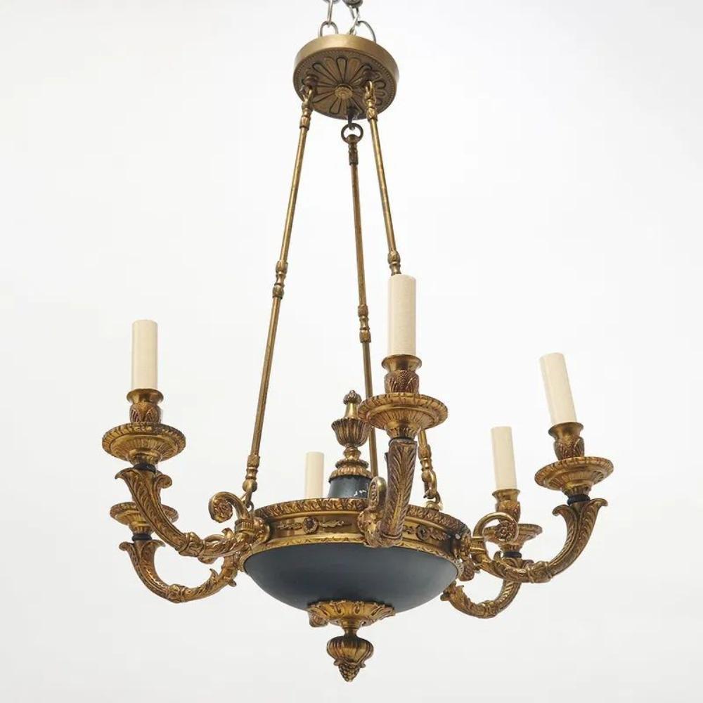 Paar 6-armige französische Empire-Kronleuchter aus schwarzem Zinn und Bronze (20. Jahrhundert) im Angebot