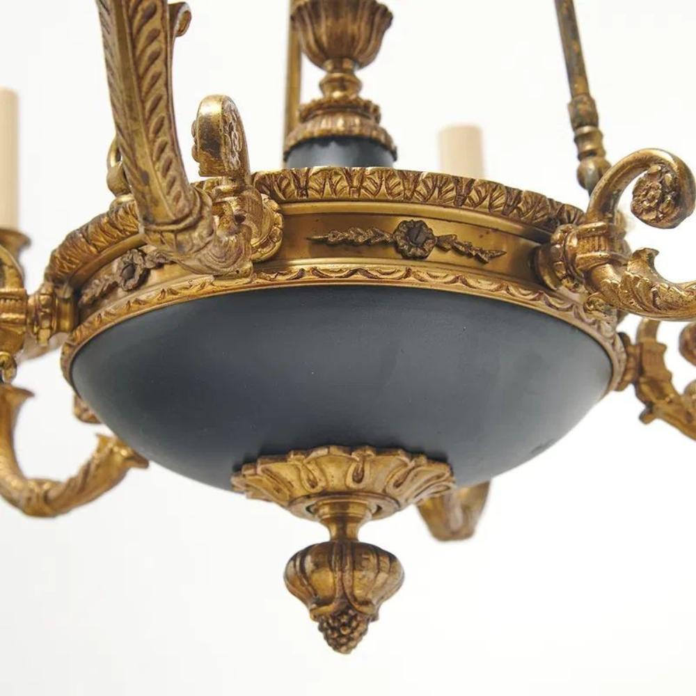 Paar 6-armige französische Empire-Kronleuchter aus schwarzem Zinn und Bronze (Metall) im Angebot