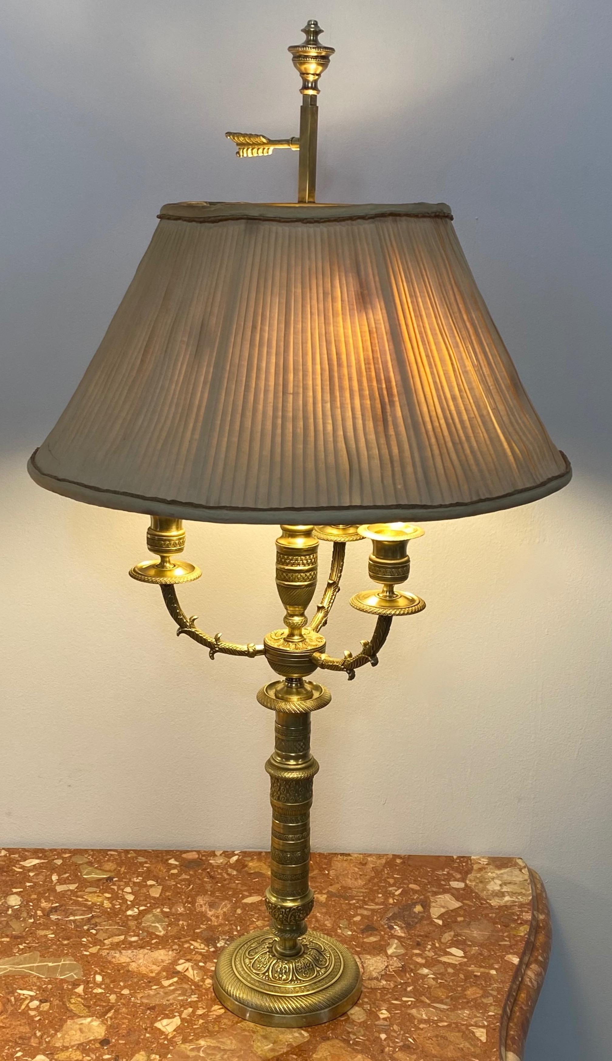 Paar französische Empire-Messing-Kandelaberlampen, 19. Jahrhundert (Französisch) im Angebot
