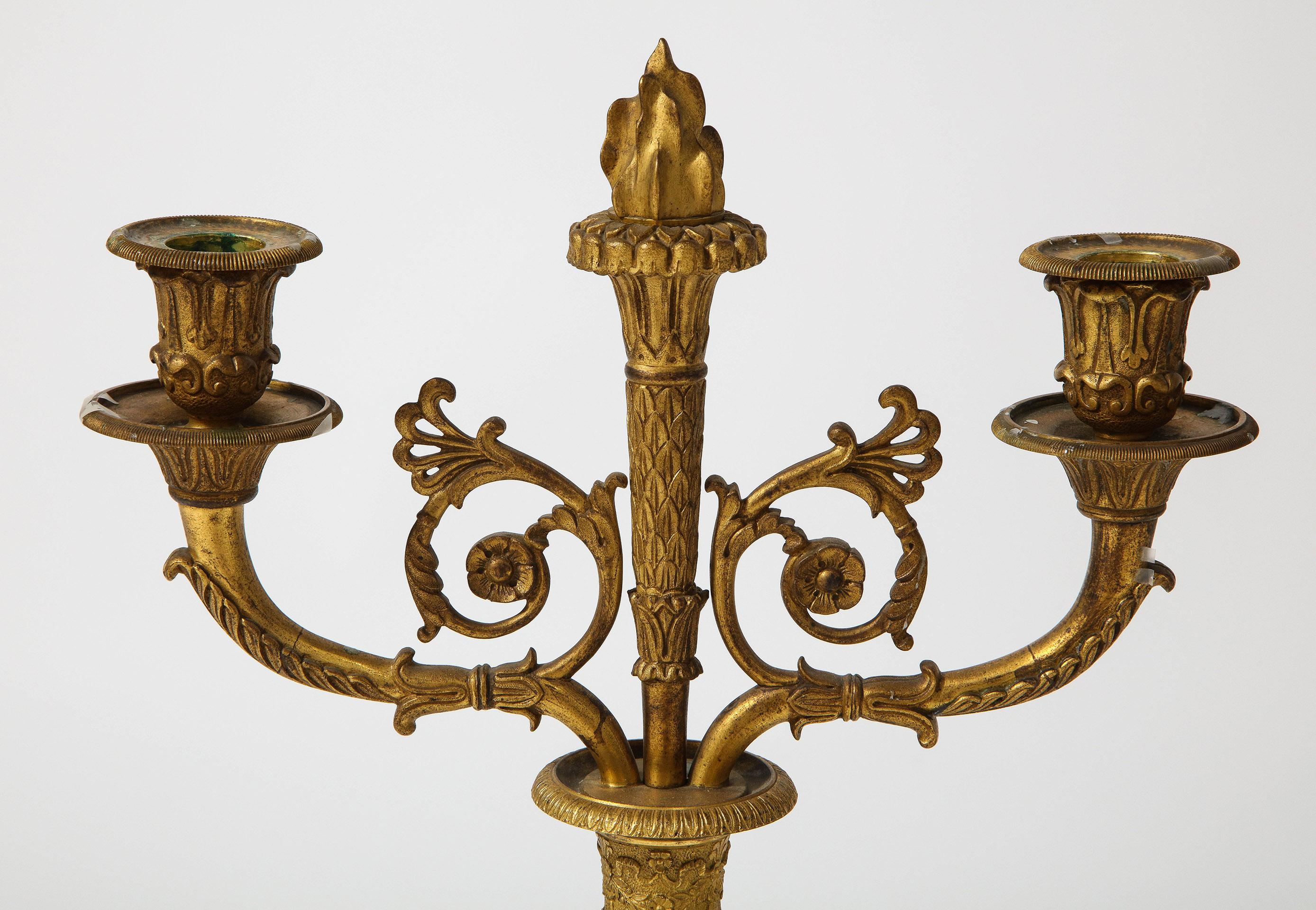 Coppia di candelabri a 2 bracci in bronzo stile Impero francese In condizioni buone in vendita a Lyndhurst, NJ