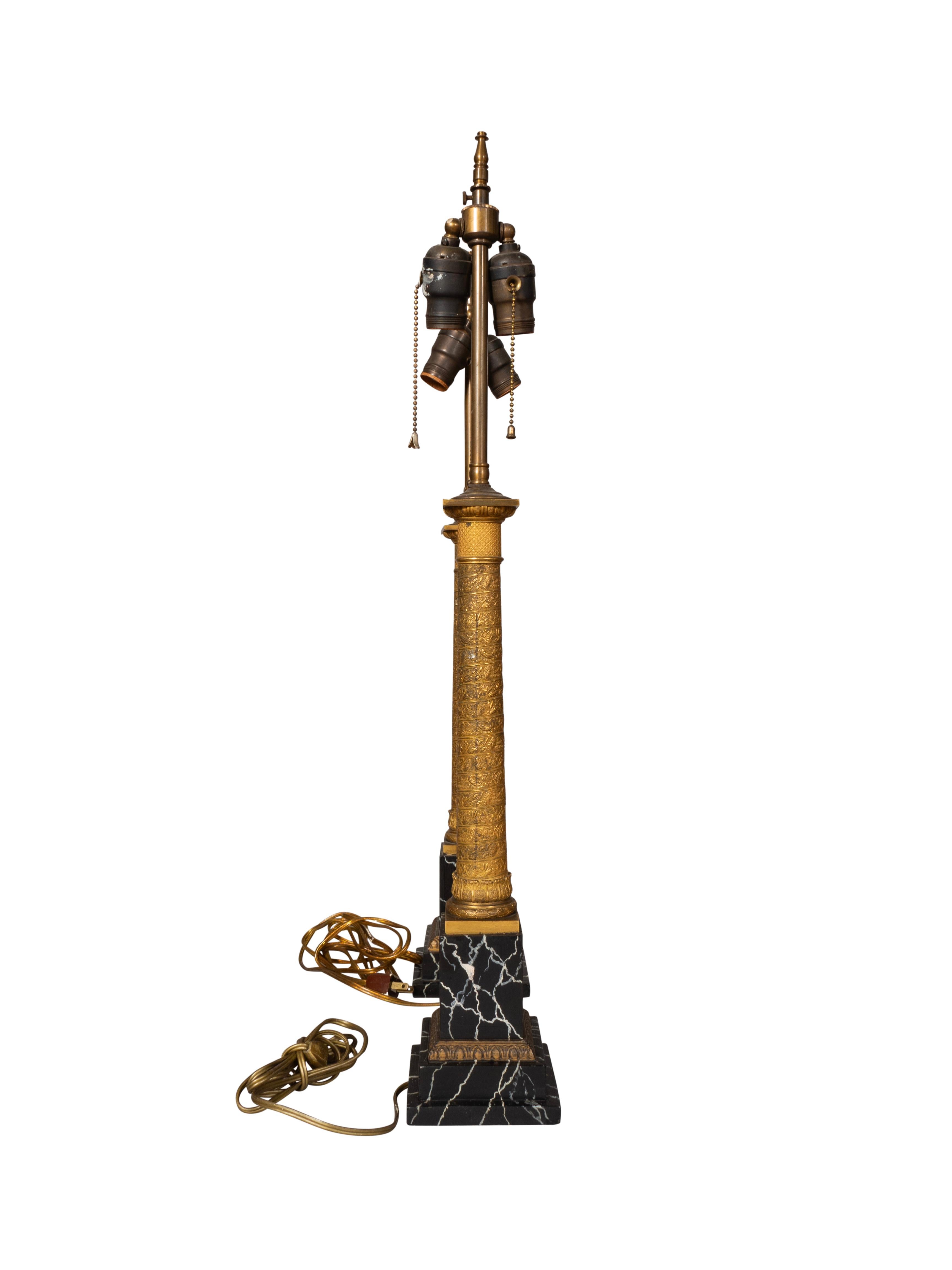 Pareja De Lámparas De Mesa Imperio Francés De Bronce Y Mármol De Imitación en Bueno estado para la venta en Essex, MA