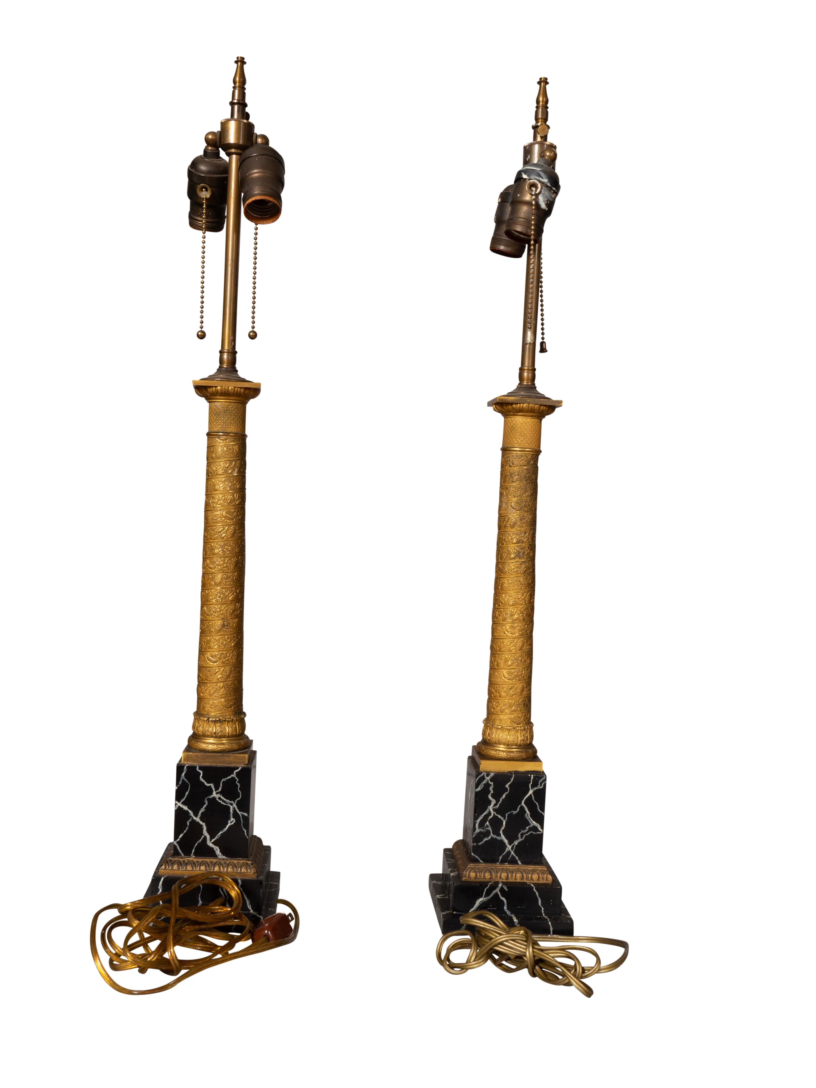 Pareja De Lámparas De Mesa Imperio Francés De Bronce Y Mármol De Imitación principios del siglo XIX en venta