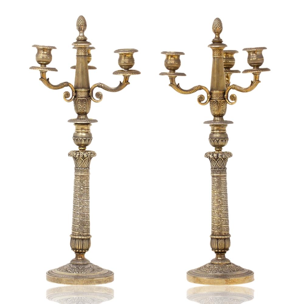 Paar französische Empire-Kronleuchter aus Bronze und vergoldetem Quecksilber (Gegossen) im Angebot