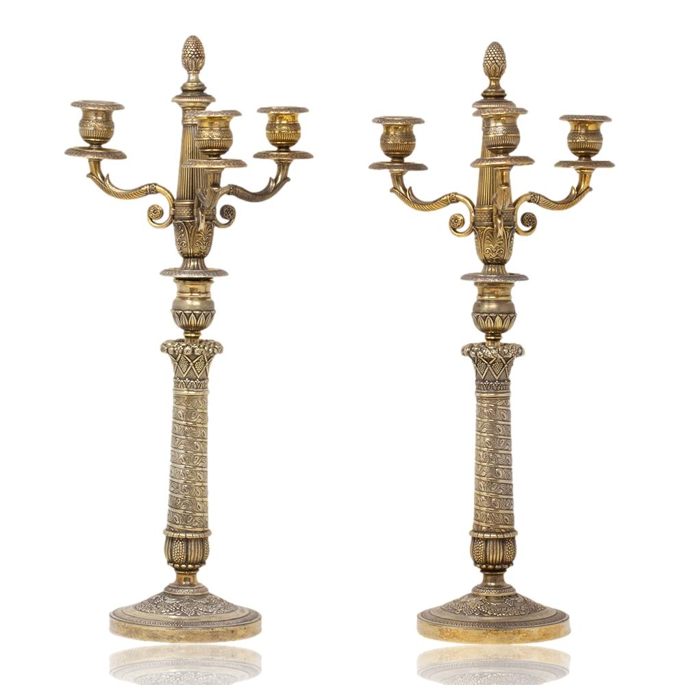 Paar französische Empire-Kronleuchter aus Bronze und vergoldetem Quecksilber im Zustand „Gut“ im Angebot in Newark, England