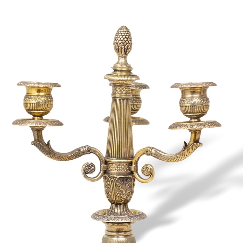 Paar französische Empire-Kronleuchter aus Bronze und vergoldetem Quecksilber im Angebot 1