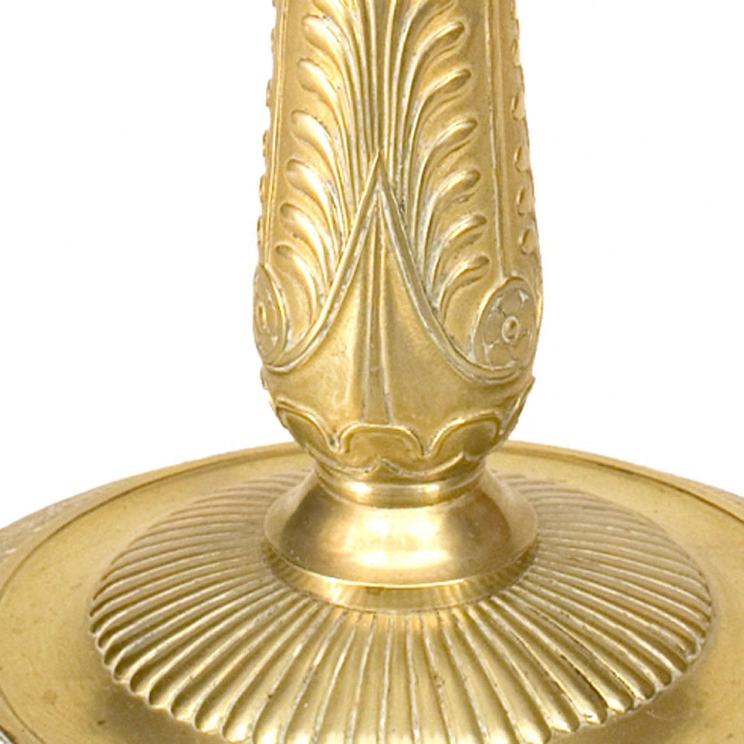 COPPIA di candelieri in bronzo in stile Impero francese (19/20° secolo) con base rotonda scanalata e decorata che sostiene una colonna affusolata (PREZZO A COPPIA)