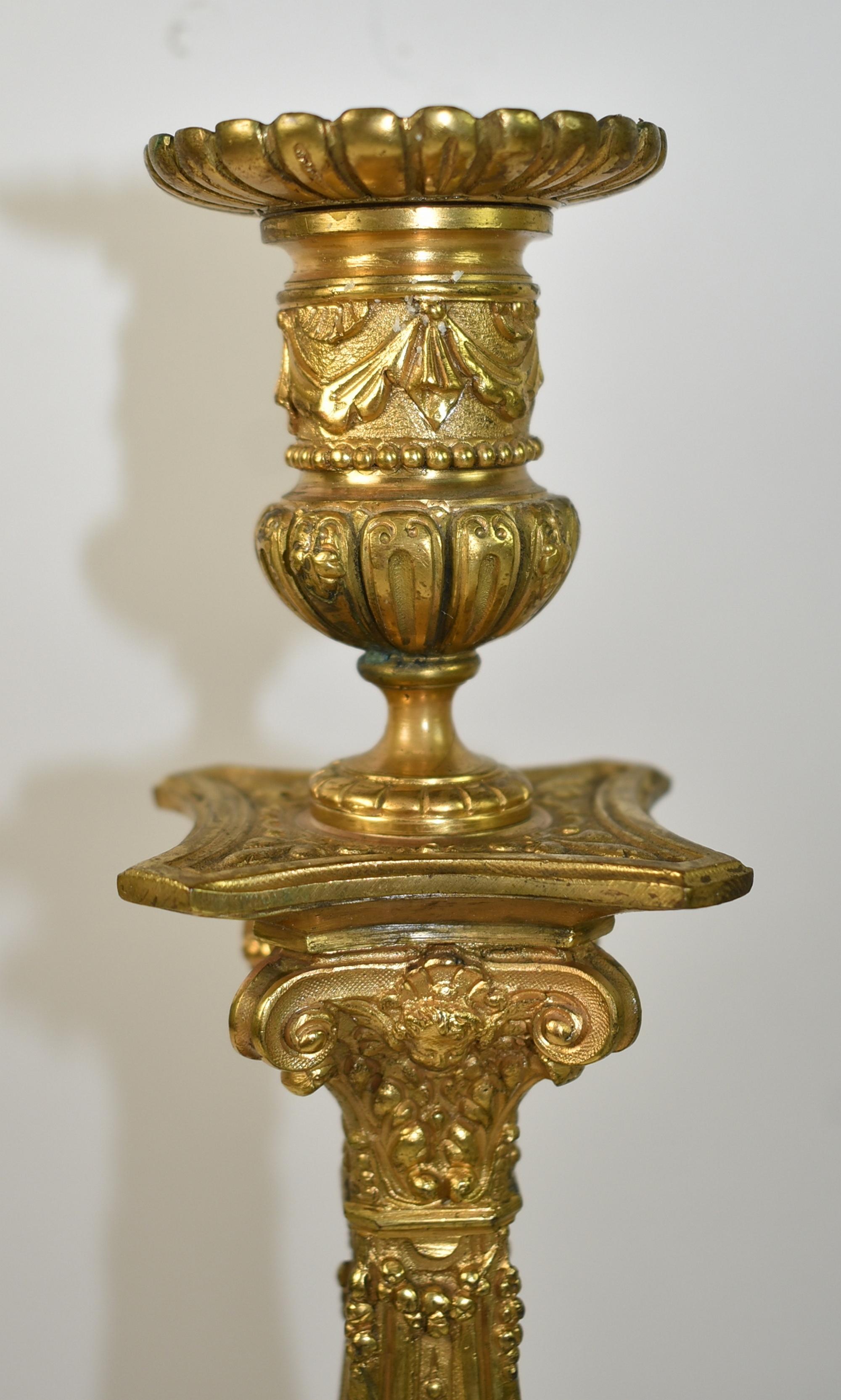 Paar französische Empire-Kerzenständer aus Bronze (Ebonisiert) im Angebot