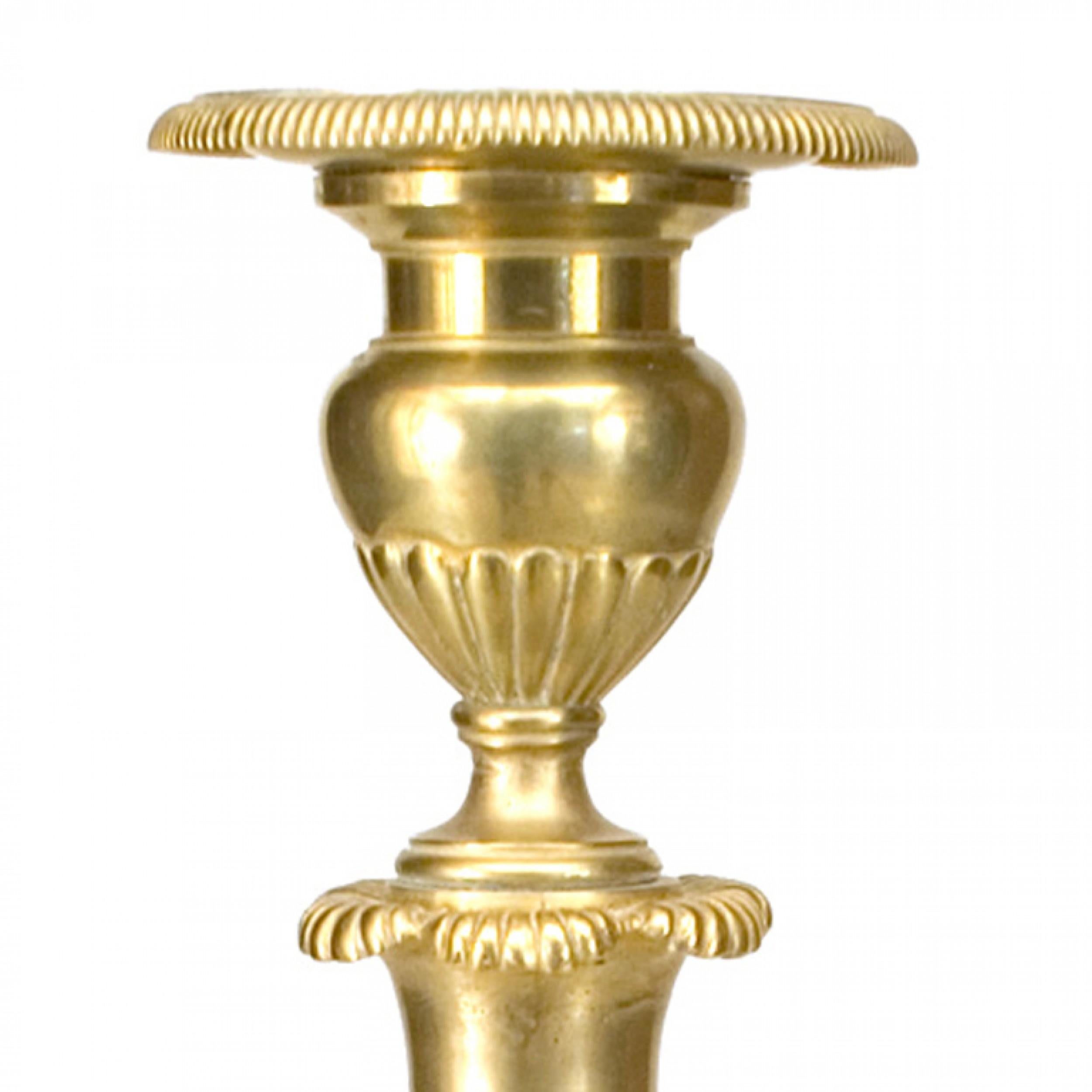 Fatto a mano Coppia di candelieri francesi in bronzo Impero in vendita