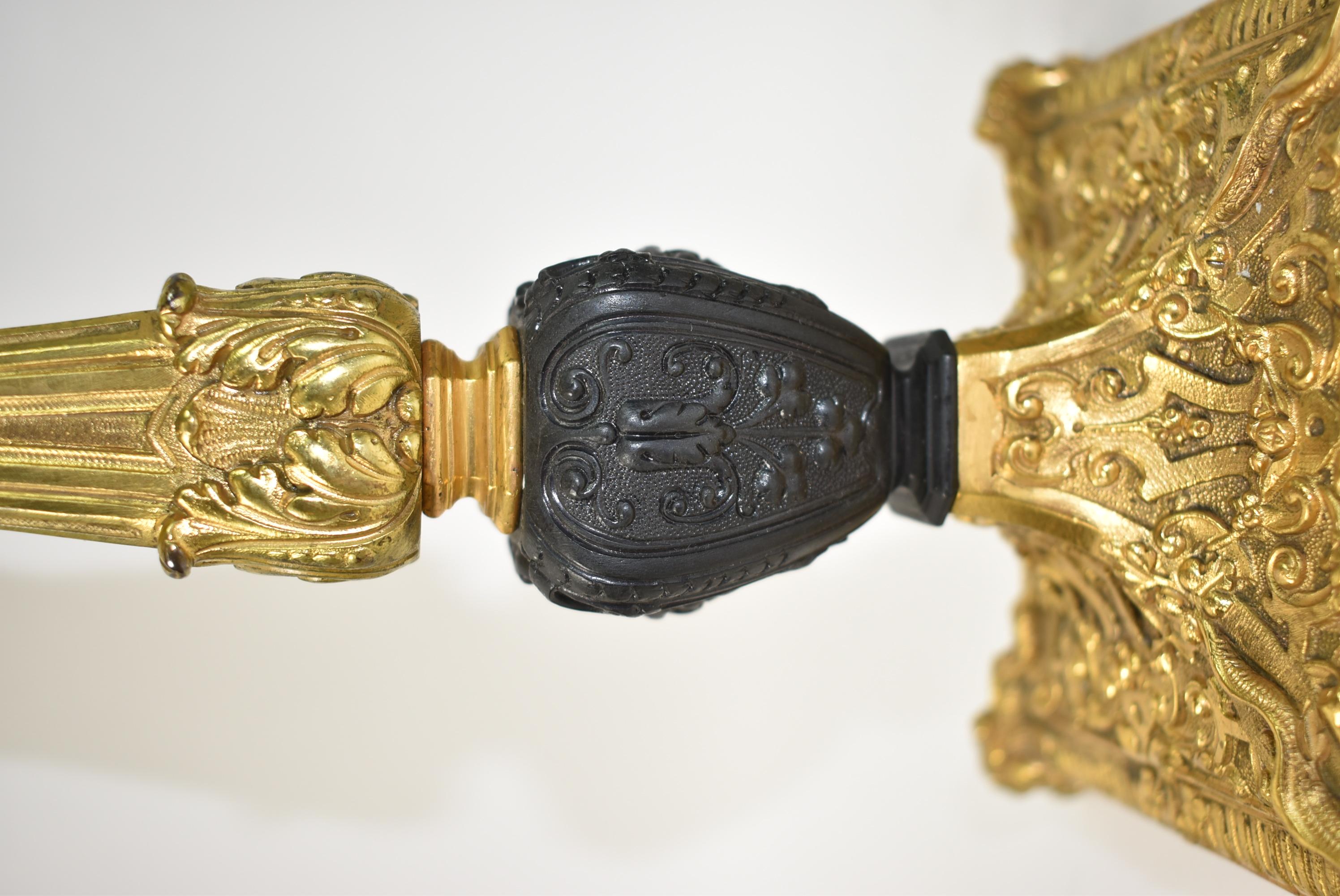 Paar französische Empire-Kerzenständer aus Bronze im Angebot 1