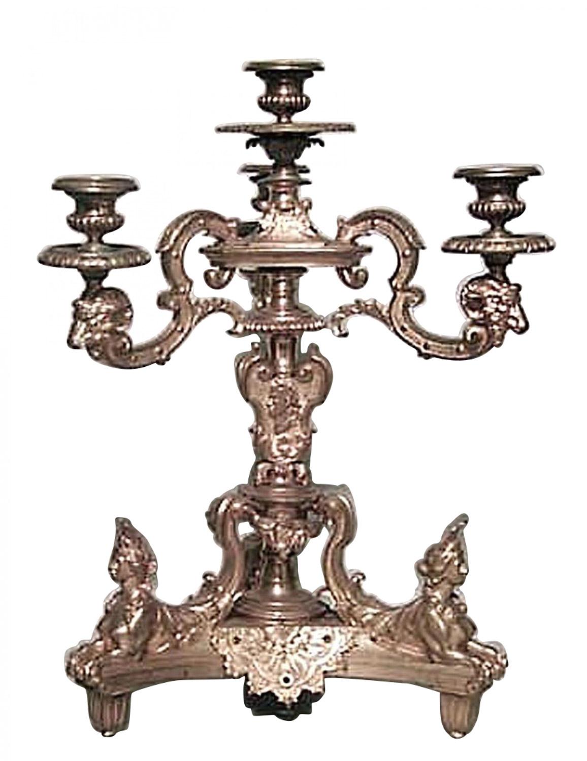 COPPIA di candelabri a 4 bracci in bronzo dorato francese Impero con decorazioni di sfingi figurate sulle basi triangolari. (PREZZO IN COPPIA)