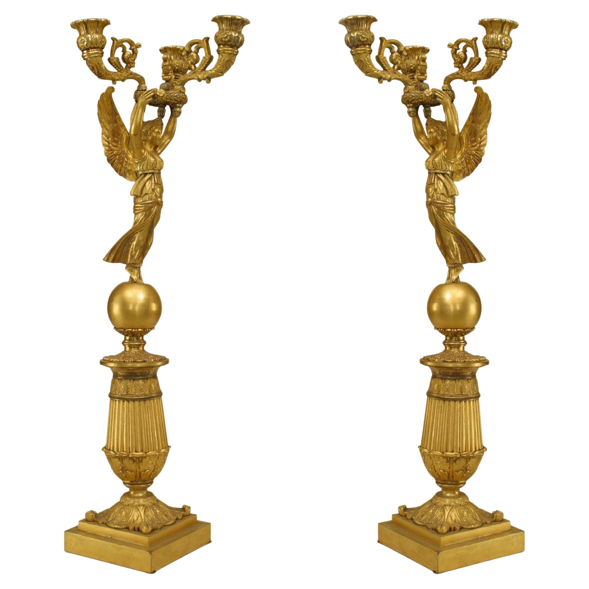 Paire de candélabres Empire français en bronze doré avec figures ailées