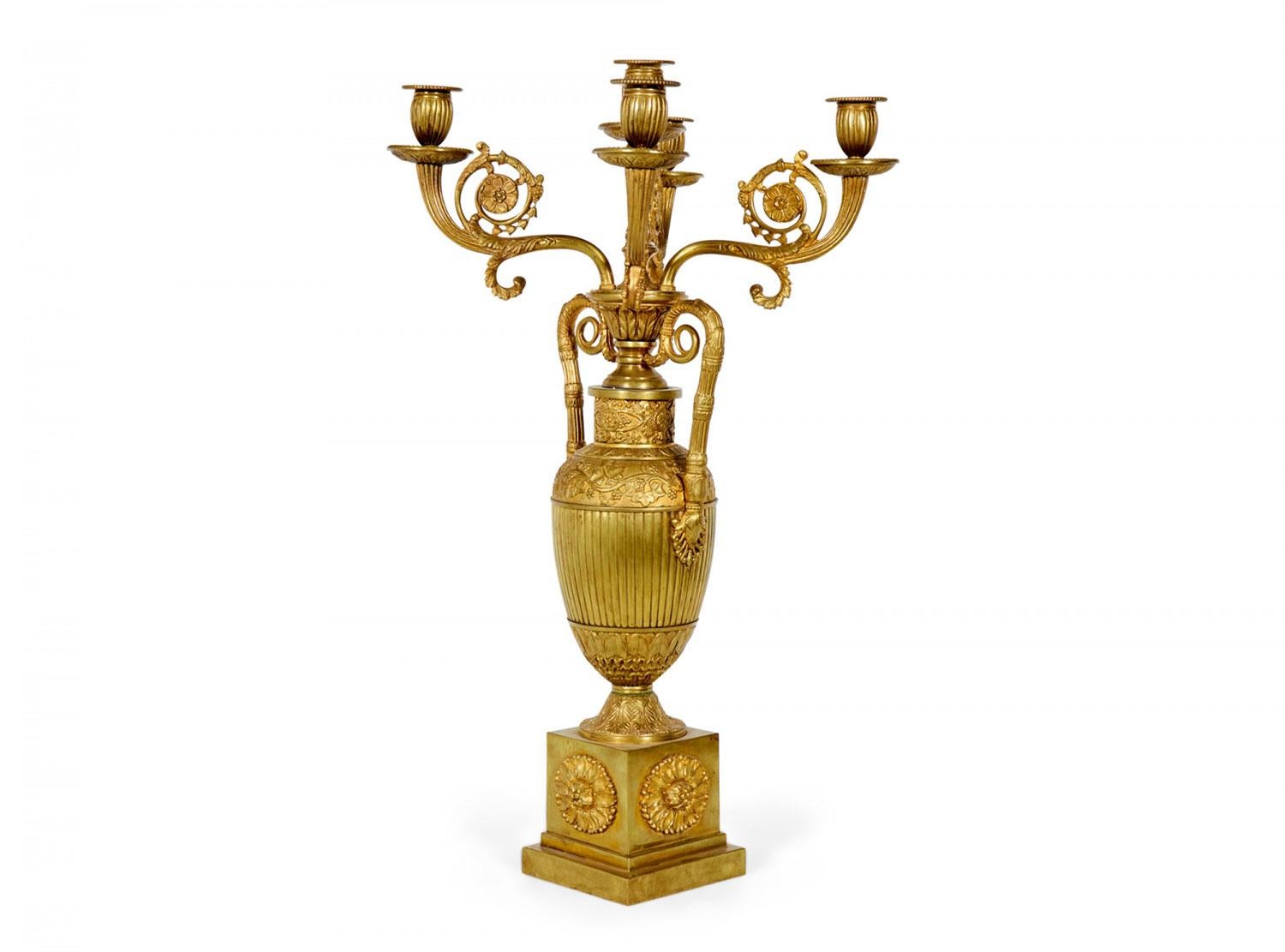 COPPIA di candelabri a 5 bracci a forma di urna in stile Impero francese (XIX secolo) con base quadrata. (PREZZO IN COPPIA)