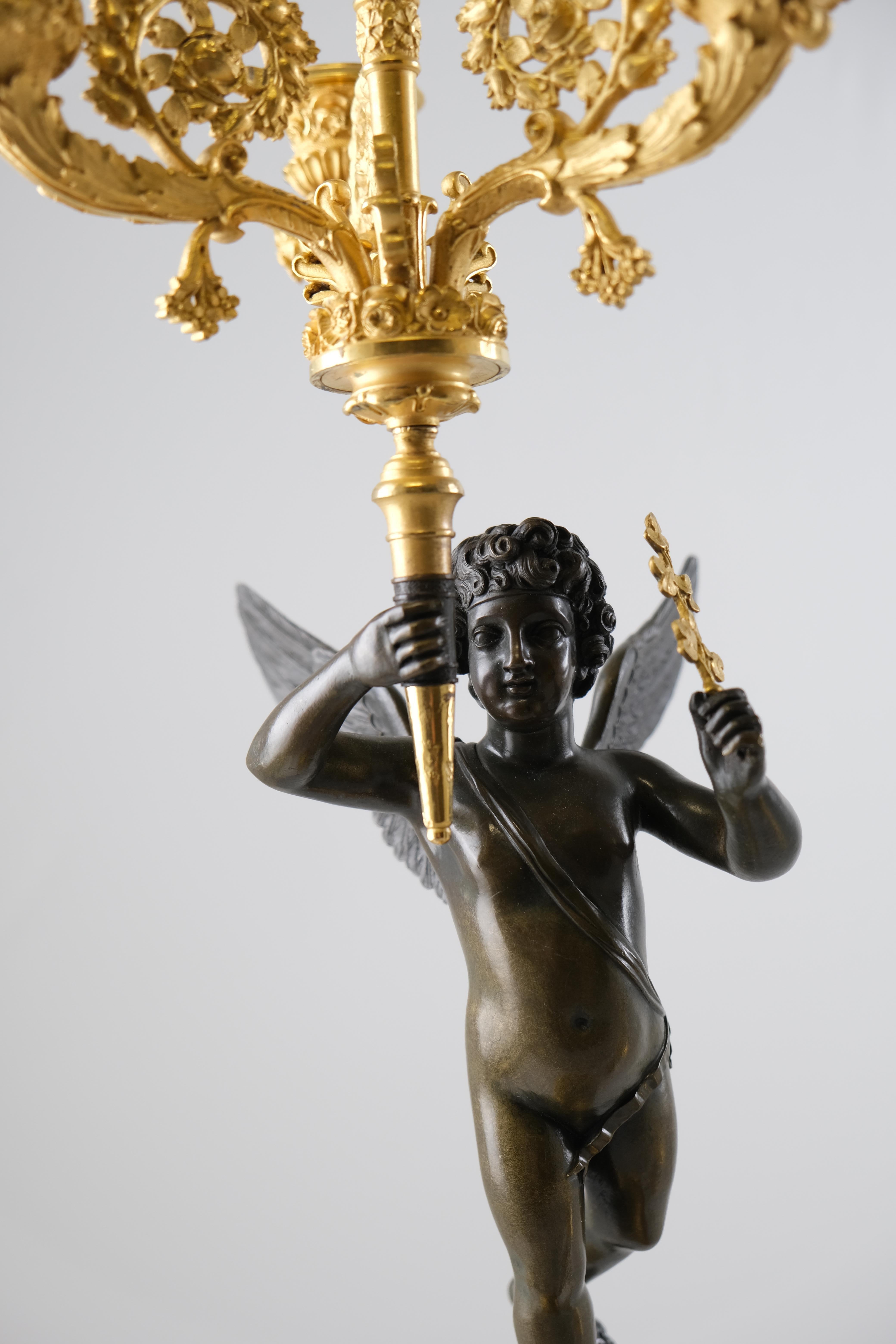 Paar französische Empire-Kandelaber, um 1820 (Bronze) im Angebot