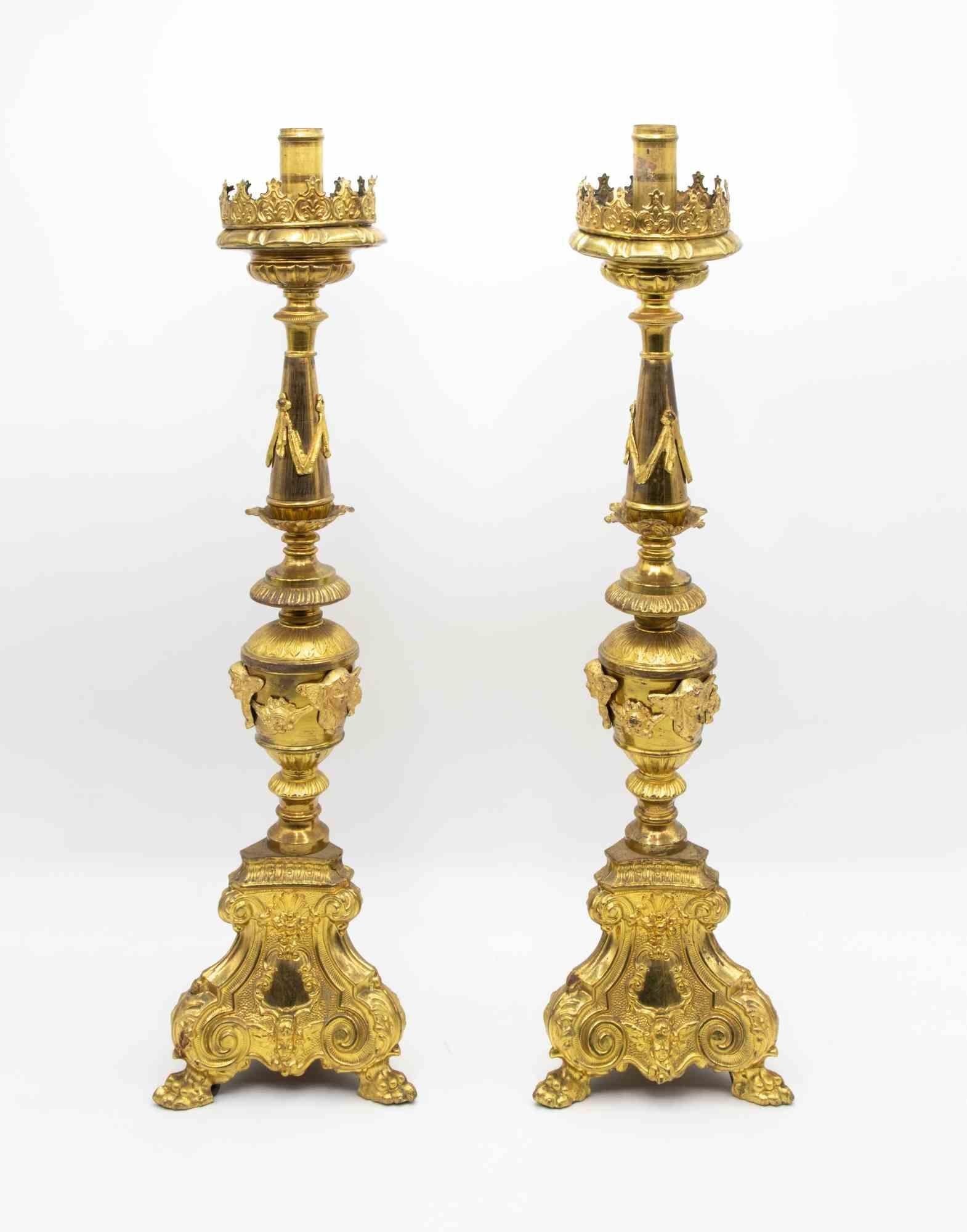Coppia di candelabri francesi dell'Impero realizzati durante il secondo Impero francese da Napoleone II.

Realizzato in ottone e bronzo dorato, decorato con cherubini, volute e nastri. 

Ottime condizioni.