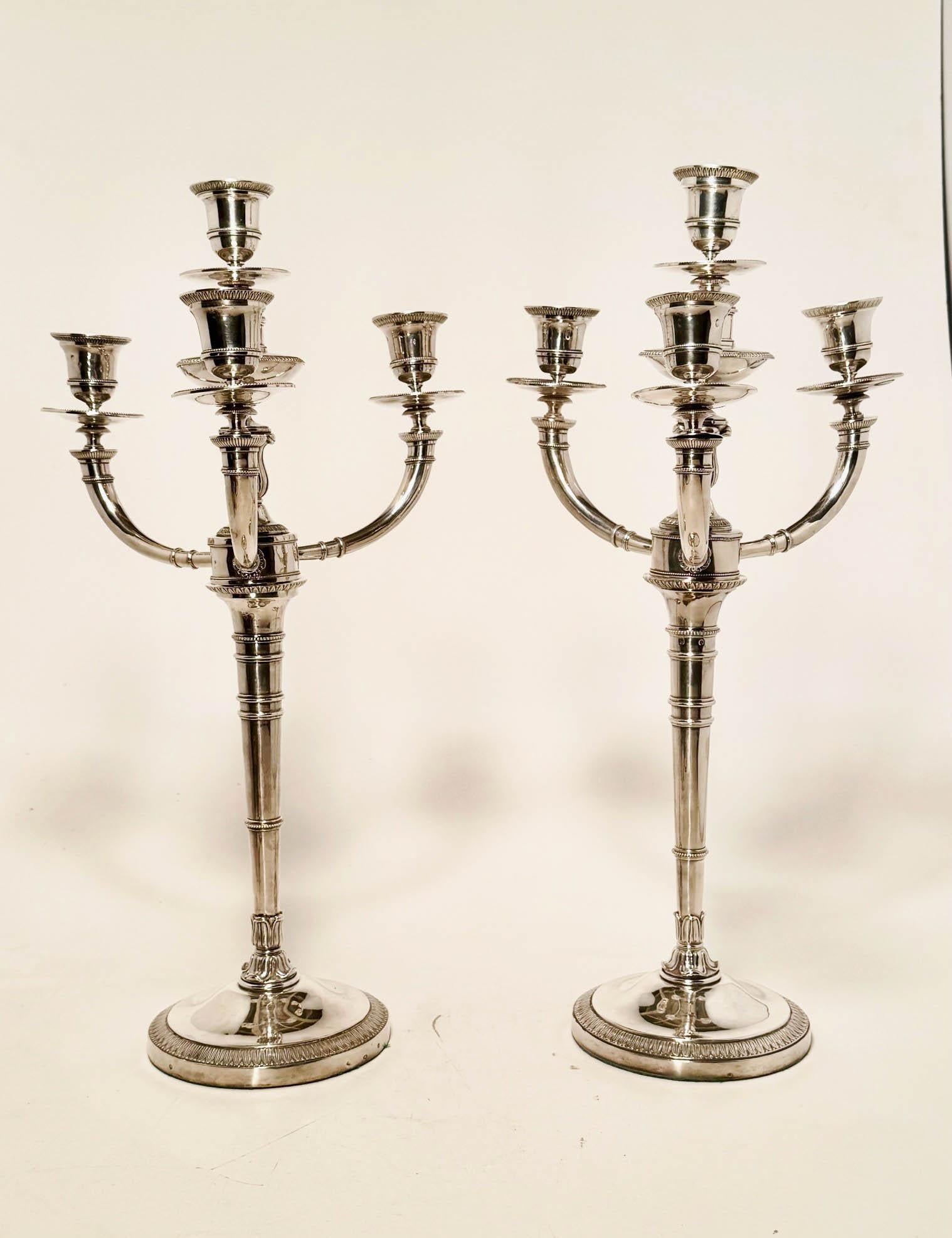 Coppia di candelabri impero francesi Jean-Baptiste Jean Huguet Parigi 1800-1809

Su una base circolare decorata con una fascia di foglie stilizzate, il gambo affusolato è liscio, ornato con motivi di foglie di palma e bande modellate; i quattro rami