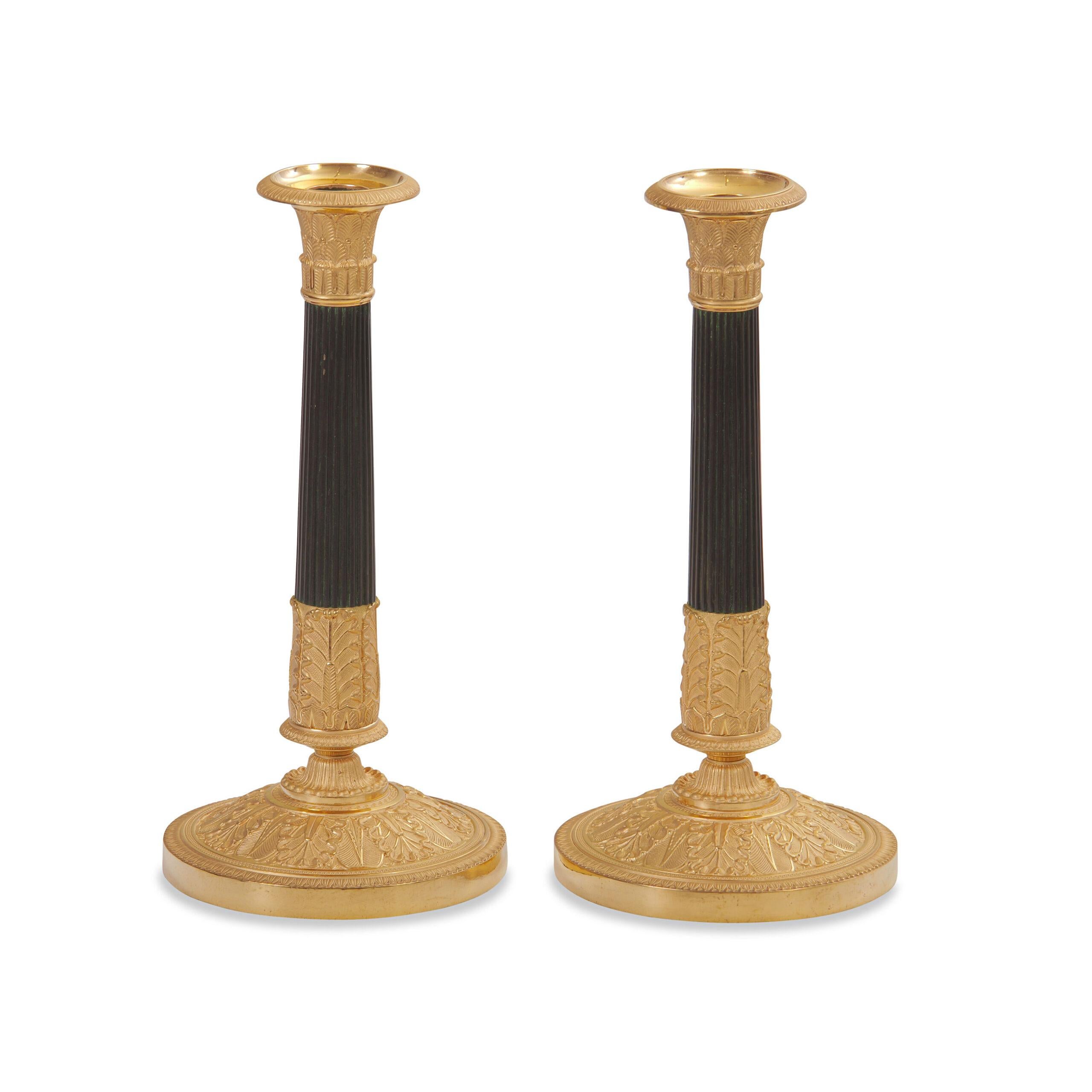 Paar Kerzenleuchter, Empire, um 1810, patinierte und feuervergoldete Bronze

Höhe 29 cm, Durchmesser Sockel 12,5 cm

Empire-Kandelaber: Kunstwerke

Französische Empire-Kandelaber und Empire-Kronleuchter sind raffinierte Kunstwerke. Vor allem, wenn