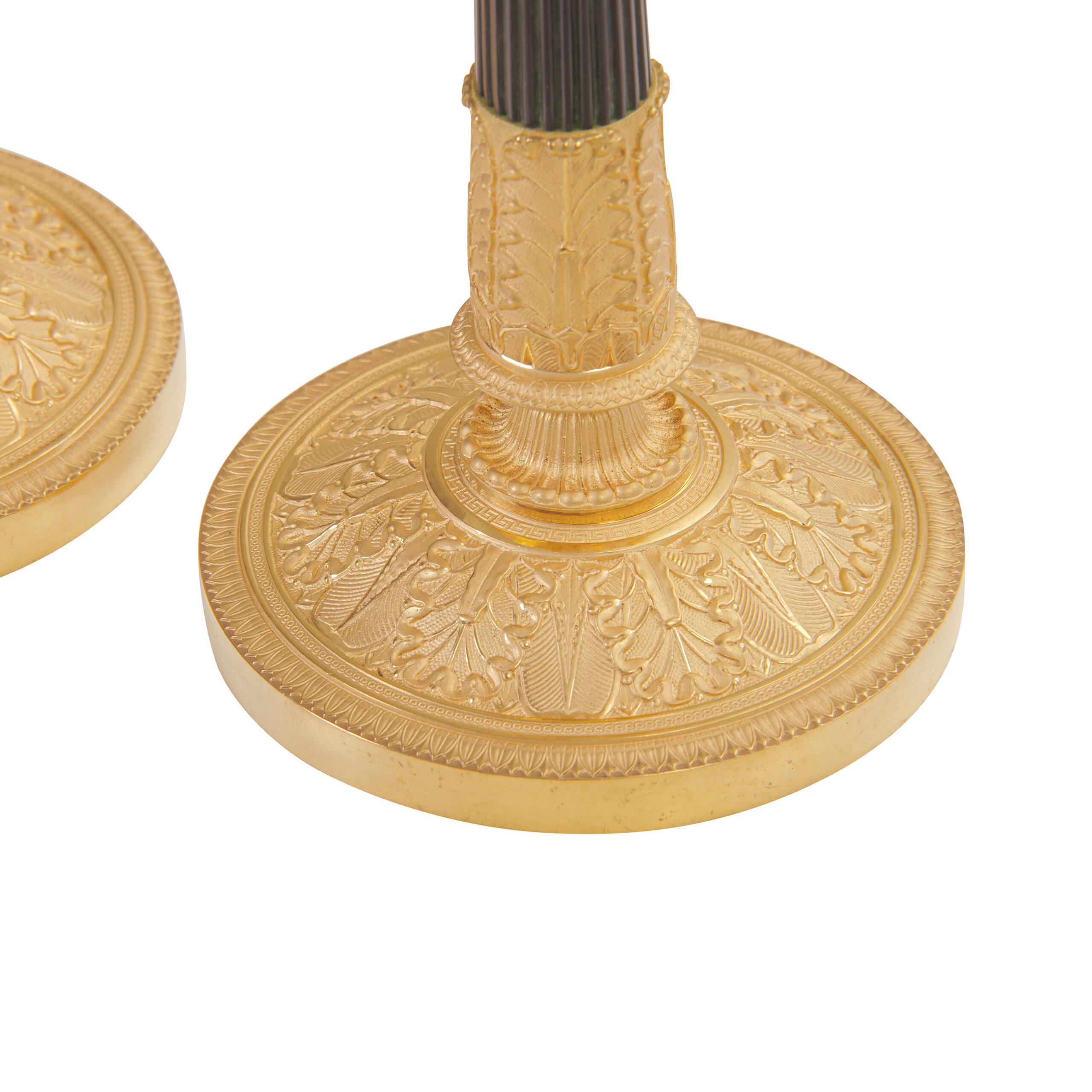 Paar französische Empire-Kerzenleuchter Bronze 1800 (Französisch) im Angebot