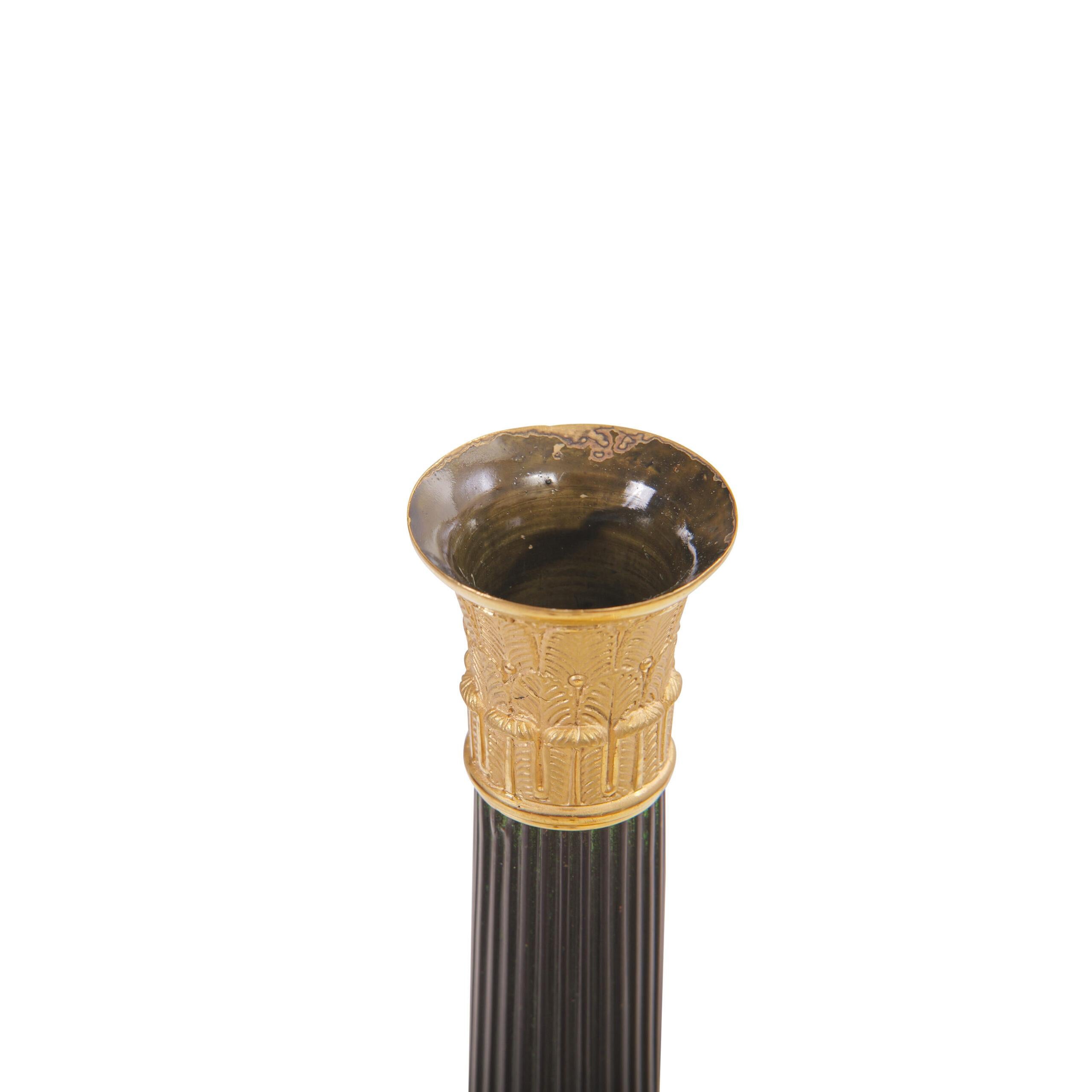 Paar französische Empire-Kerzenleuchter Bronze 1800 (Vergoldet) im Angebot