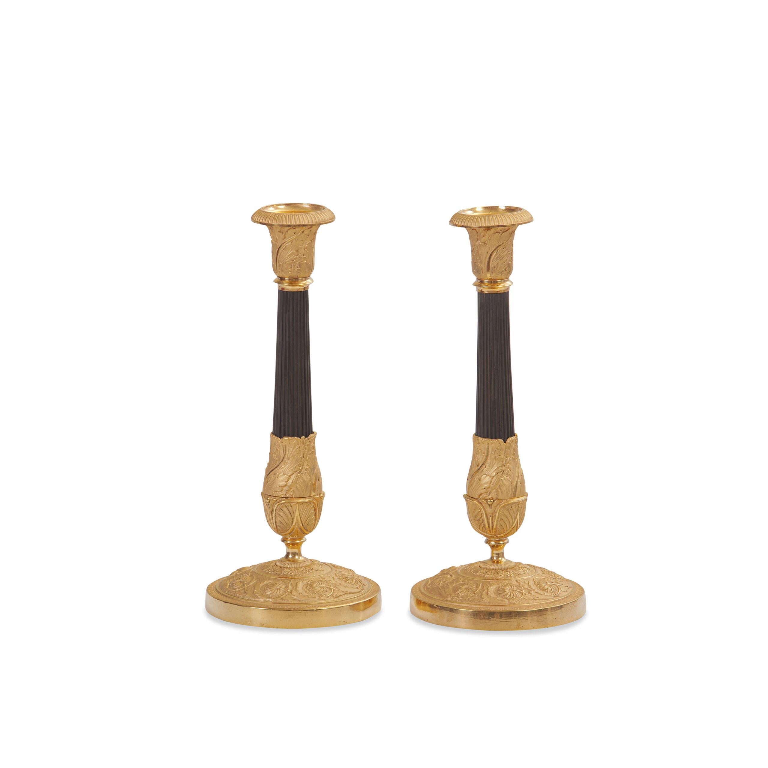 Coppia di candelieri, Impero, 1810 circa, bronzo patinato e dorato a fuoco

Altezza 27 cm, diametro base 13 cm

Candelabri impero: opere d'arte

I candelabri e i lampadari Impero francesi sono raffinate opere d'arte. Soprattutto se sono stati