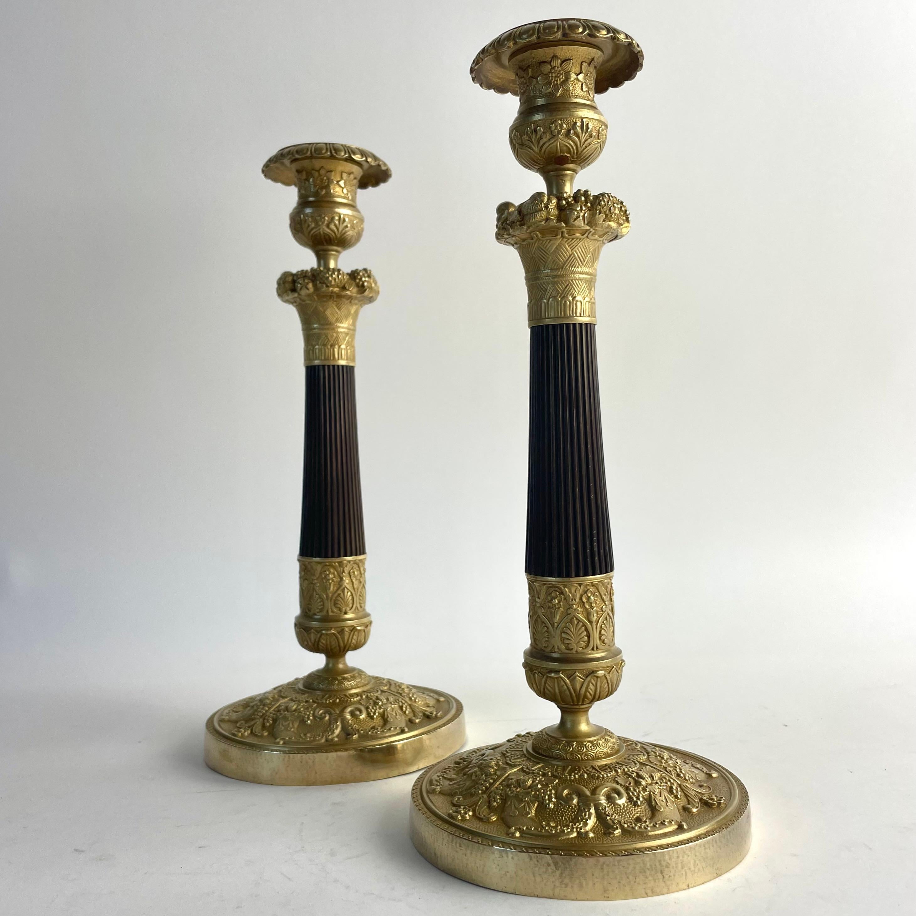 Pair of French Empire Candlesticks in Gilt and Patinated Bronze, circa 1820 In Good Condition For Sale In Knivsta, SE