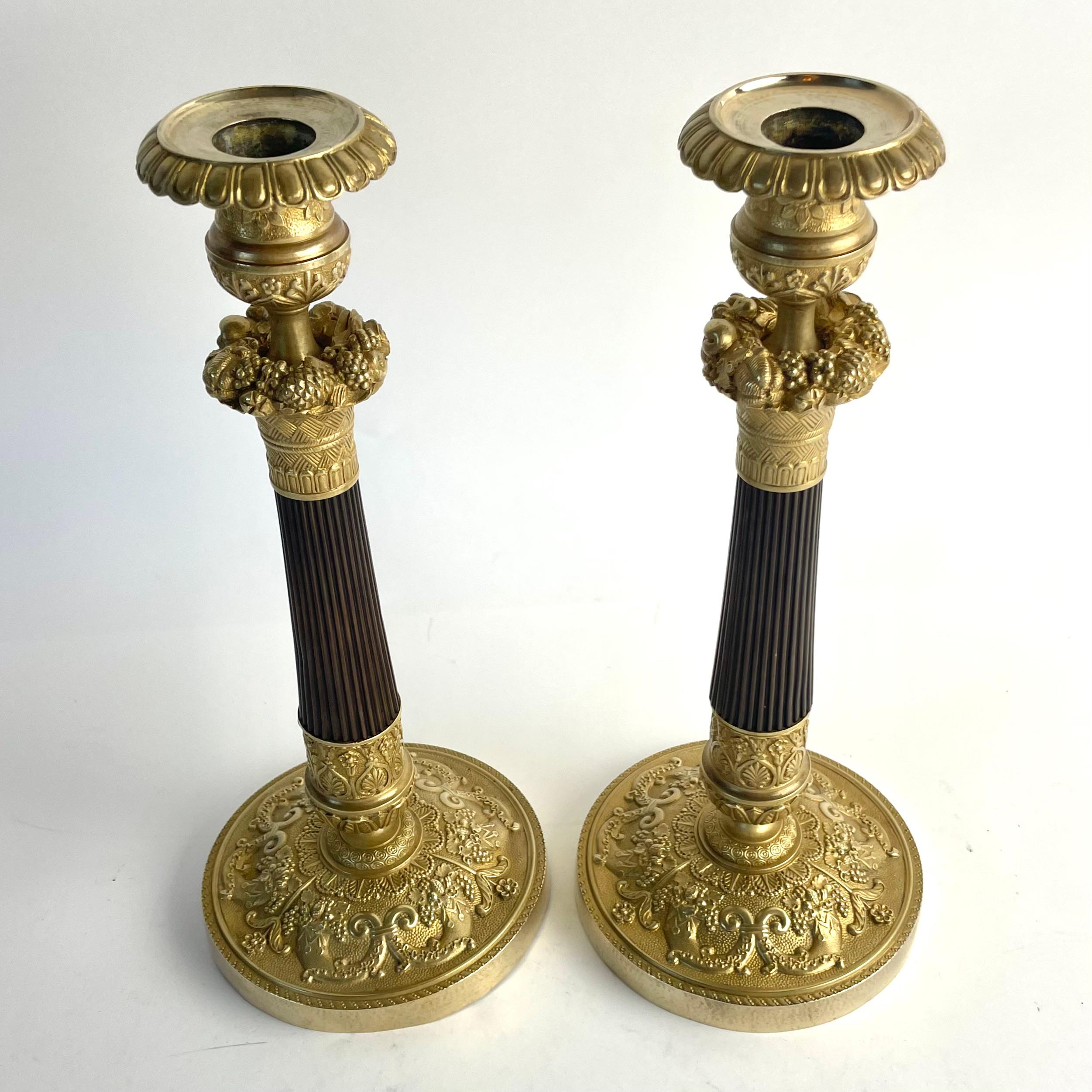 Early 19th Century Pair of French Empire Candlesticks in Gilt and Patinated Bronze, circa 1820 For Sale